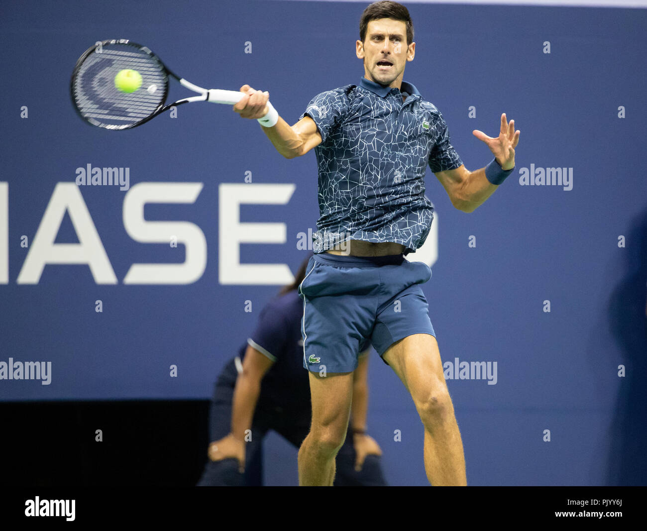 New York, NY - 9 septembre 2018 : Novak Djokovic de Serbie retourne au cours de balle finale unique des hommes de l'US Open 2018, Juan Martin del Potro l'Argentine à l'USTA Billie Jean King National Tennis Center Crédit : lev radin/Alamy Live News Banque D'Images