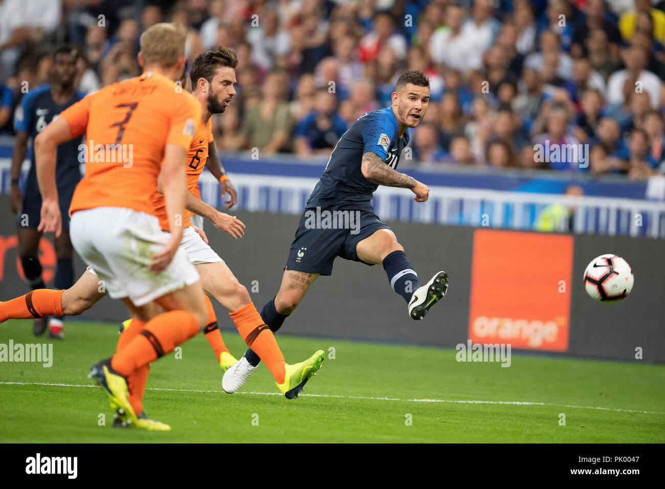 Saint Denis. 10 Sep, 2018. Lucas Lucas Hernandez (R) de la France rivalise avec Matthijs De Ligt (L) et Davy Propper des Pays-Bas au cours de l'UEFA Ligue Nations match entre la France et les Pays-Bas au Stade de France à Saint-Denis (France) le 9 septembre 2018. La France a gagné 2-1. Crédit : Jack Chan/Xinhua/Alamy Live News Banque D'Images