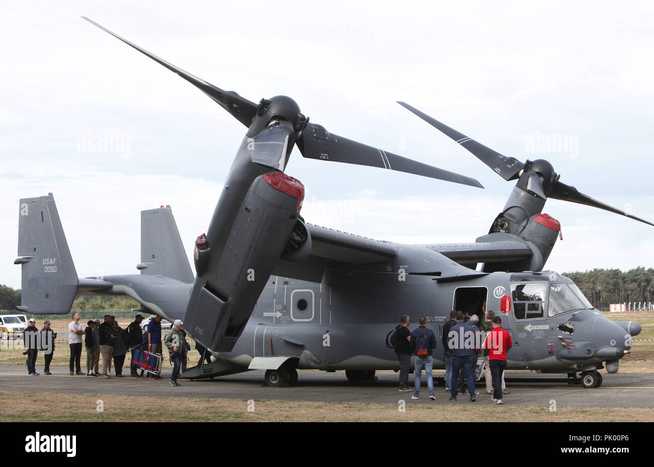 Kleine Brogel. 10 Sep, 2018. Les gens visitent un 'Osprey' pendant la journée de la Force Aérienne belge à la base aérienne de Kleine Brogel en Belgique, le 9 septembre 2018. Credit : Wang XiaoJun) (dtf/Xinhua/Alamy Live News Banque D'Images