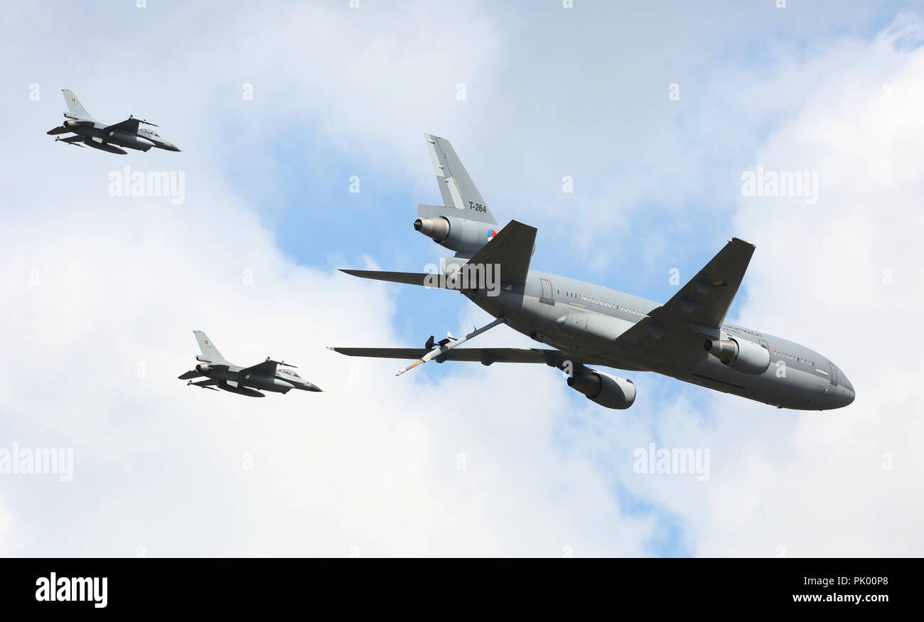 Kleine Brogel. 10 Sep, 2018. Un Dutch Air Force10 KDC-citerne et F16 fighters voler au-dessus de la Base Aérienne de Kleine Brogel durant la journée de la Force Aérienne Belge en Belgique, le 8 septembre 2018. Credit : Wang XiaoJun) (dtf/Xinhua/Alamy Live News Banque D'Images