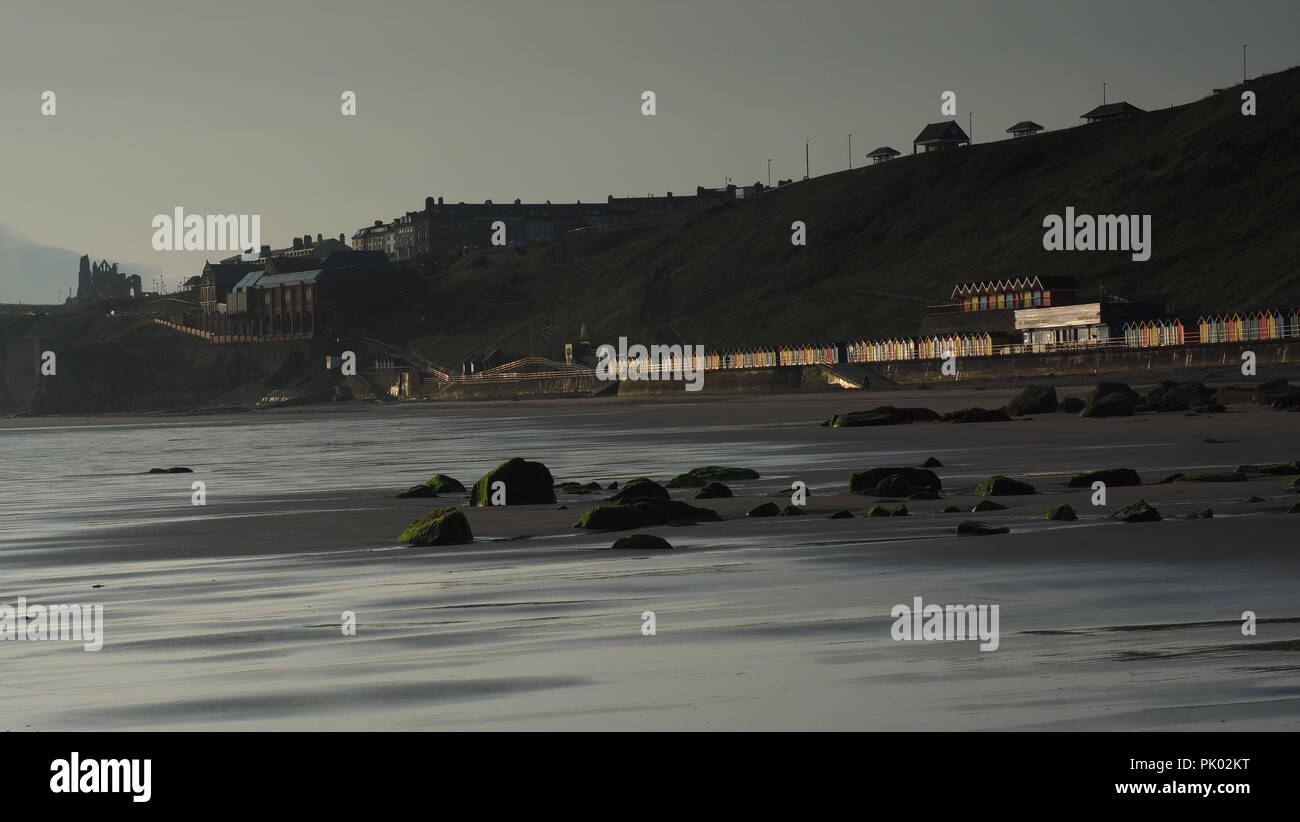 Whitby, Stathes et Robin Hood's Bay, sur la côte est, dans le Yorkshire du Nord des marines et des paysages pendant le lever du soleil. Banque D'Images