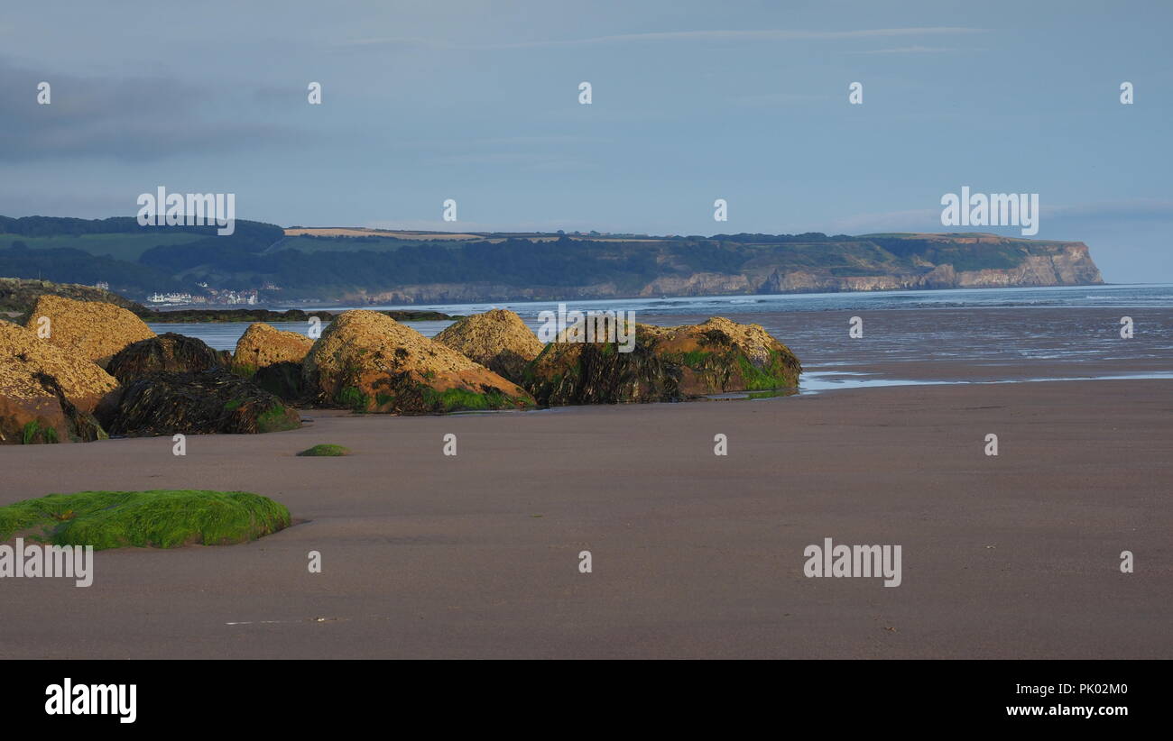 Whitby, Stathes et Robin Hood's Bay, sur la côte est, dans le Yorkshire du Nord des marines et des paysages pendant le lever du soleil. Banque D'Images