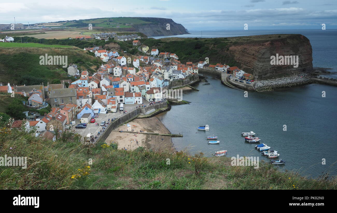 Whitby, Stathes et Robin Hood's Bay, sur la côte est, dans le Yorkshire du Nord des marines et des paysages pendant le lever du soleil. Banque D'Images