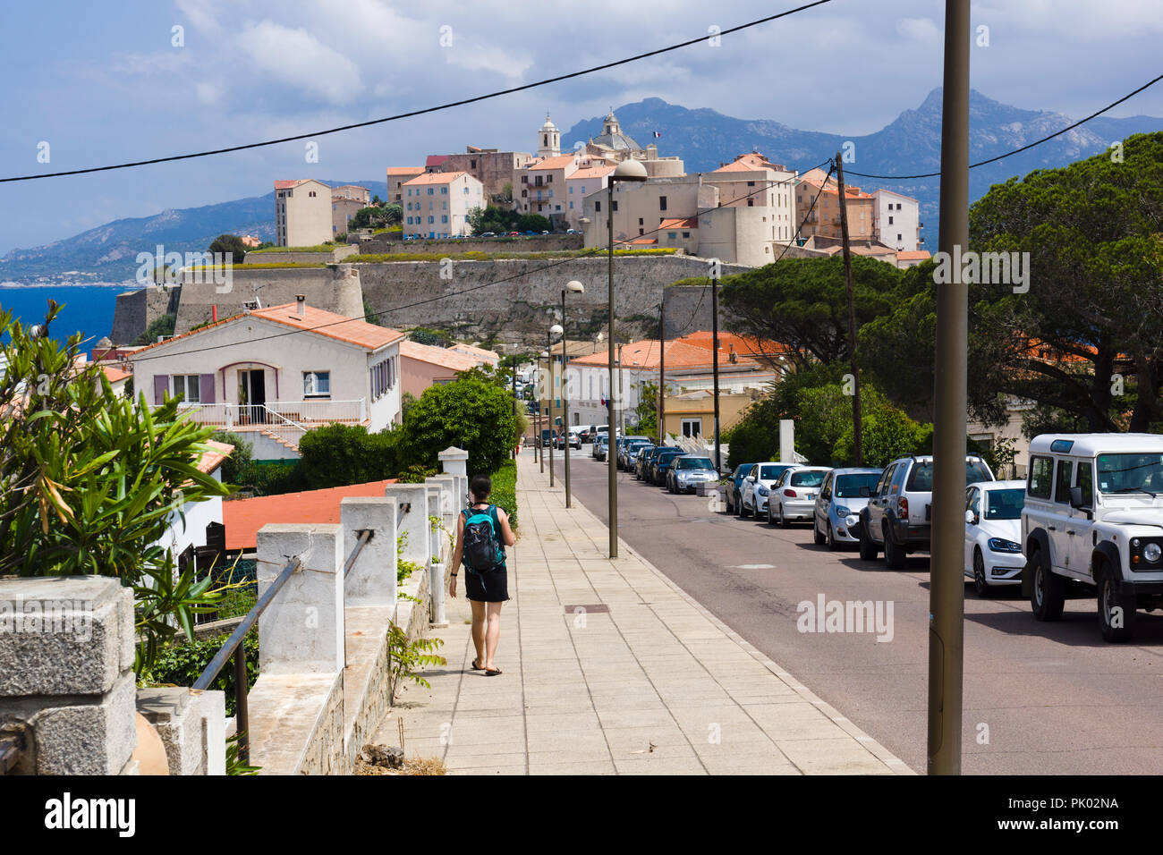 Sac à dos avec touristiques à marcher en direction de la citadelle de Calvi. Calvi, Corse, France Banque D'Images