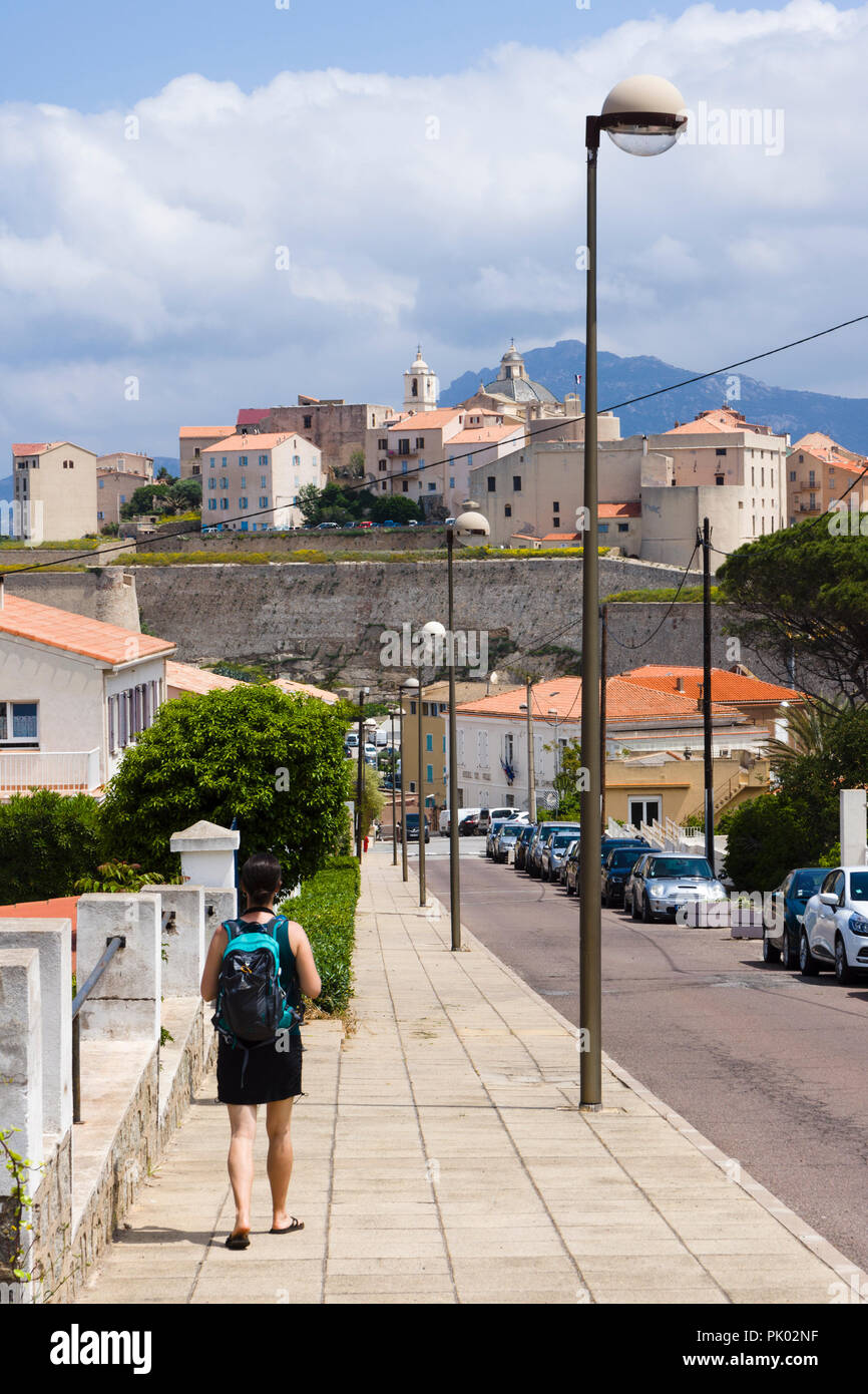 Sac à dos avec touristiques à marcher en direction de la citadelle de Calvi. Calvi, Corse, France Banque D'Images