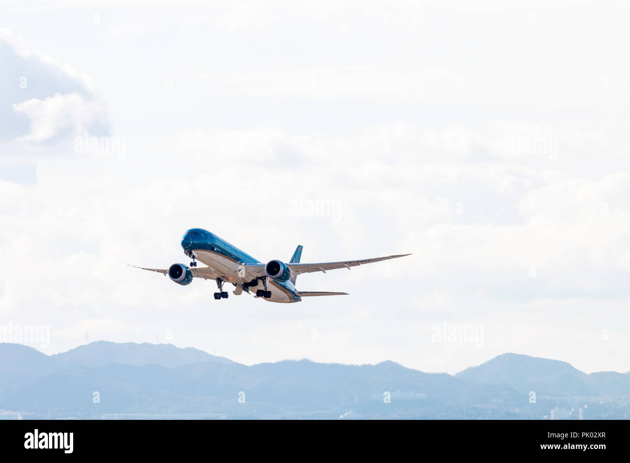 Japon, Osaka. L'Aéroport International de Kansai. KIX, Boeing 787, VN-A886, Vietnam Airlines, Passenger jet décolle dans de bonnes conditions météorologiques. Banque D'Images