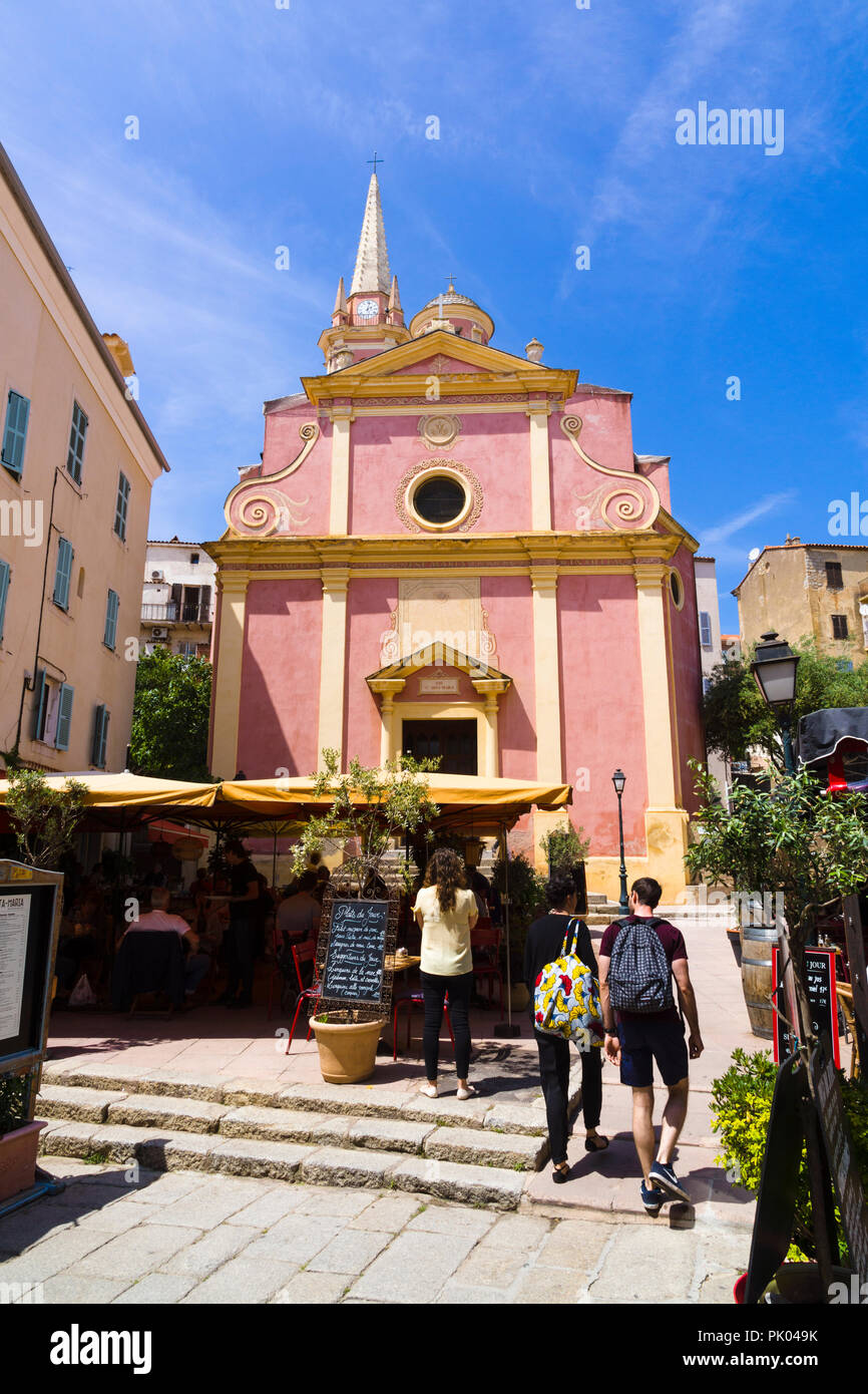 Restaurant en plein air aménagée devant l'église de Sainte-Marie, Calvi, Corse, France Banque D'Images