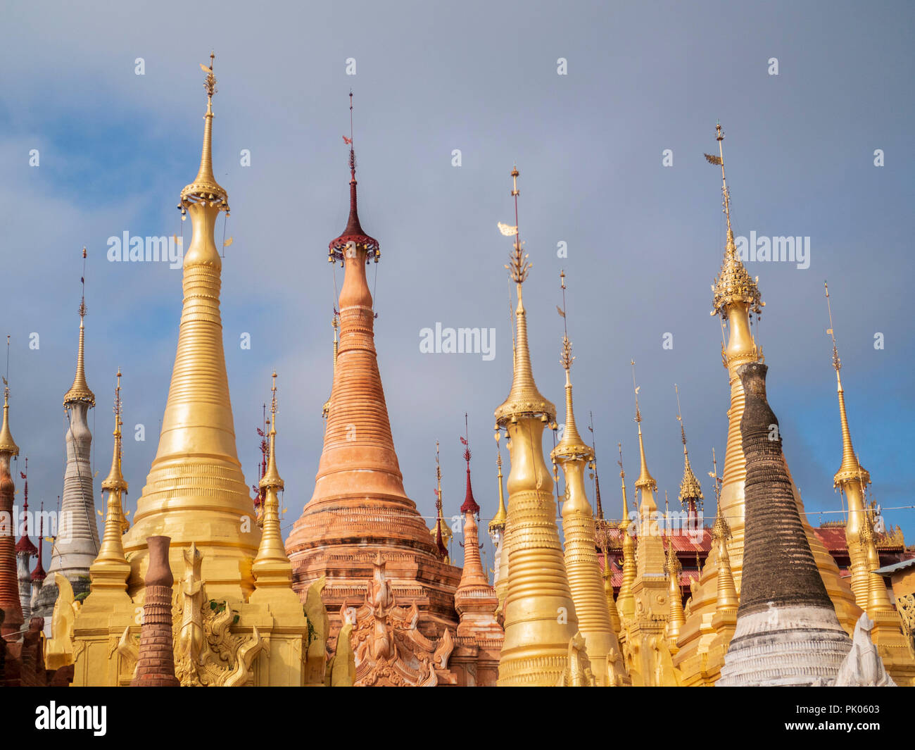 La pagode Shwe Inn Dain, au lac Inle, Myanmar Banque D'Images