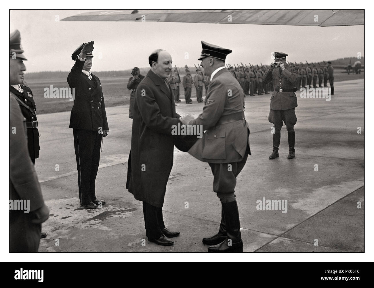 WW2 Adolph Hitler rencontre le président Ryti à l'aéroport d'Immola lors d'une visite à Field Marshall Mannerheim juin 1942 le photographe de presse de l'Armée Nazi Wehrmacht, derrière qui utilise un appareil photo Leica IIIa de 35 mm allemand pour enregistrer l'événement. Banque D'Images