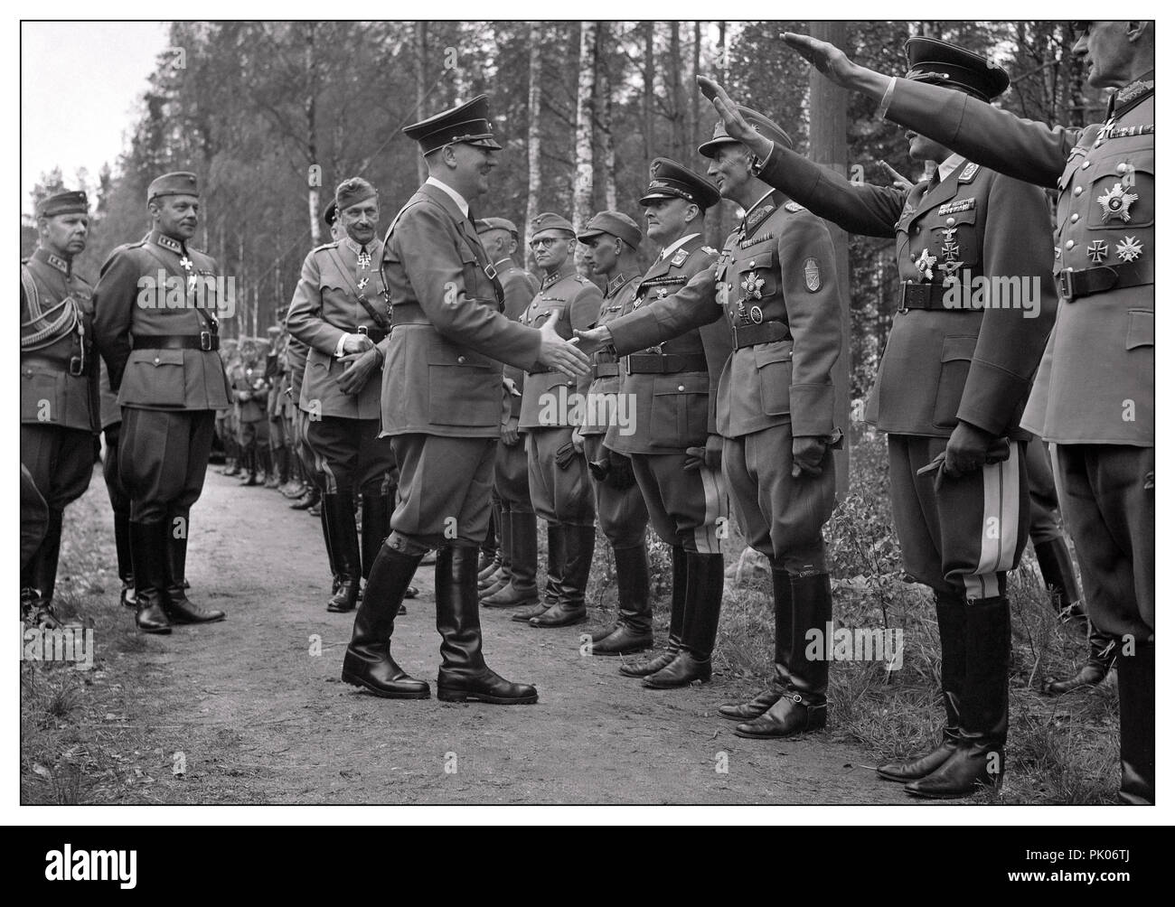 Deuxième Guerre mondiale RENCONTRE D'HITLER avec l'armée finlandaise et des officiers de haut rang de l'armée allemande qui lui donnent le salut nazi Heil Hitler, avec le maréchal Mannerheim derrière.Adolf Hitler s'est rendu en Finlande le 4 juin 1942, ostensiblement pour féliciter Mannerheim pour son 75e anniversaire.Mannerheim ne voulait pas le rencontrer à son siège d'Helsinki.La réunion a eu lieu près d'Imatra, dans le sud-est de la Finlande, et a été organisée dans le secret.De l'aérodrome d'Immola, Hitler, accompagné du président Ryti, a été conduit jusqu'à l'endroit où Mannerheim attendait une voie d'évitement ferroviaire.La réunion n'a pas été concluante... Banque D'Images