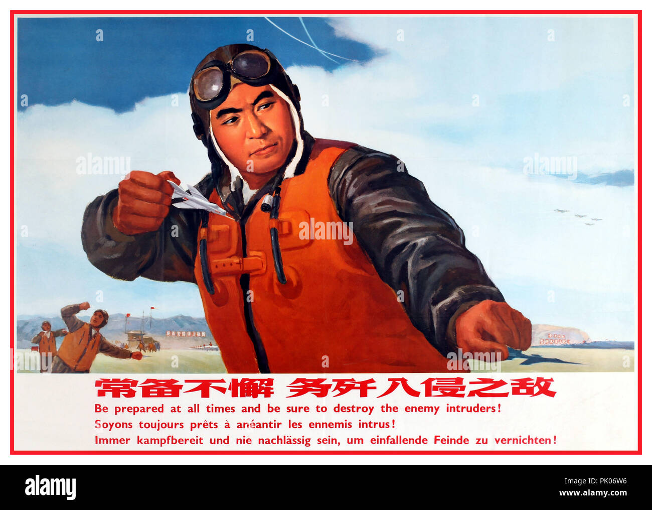 1970 vintage Original affiche de propagande chinoise : Être prêt à tout moment et n'oubliez pas de détruire l'ennemi des intrus ! Poster des pilotes chinois tenant deux petits avions dans ses mains dans un geste d'attaquer avec plus de pilotes et d'avions décrit dans l'arrière-plan, un texte multilingue ci-dessous en chinois, anglais, français et allemand. Format paysage Chine, 1970 Banque D'Images