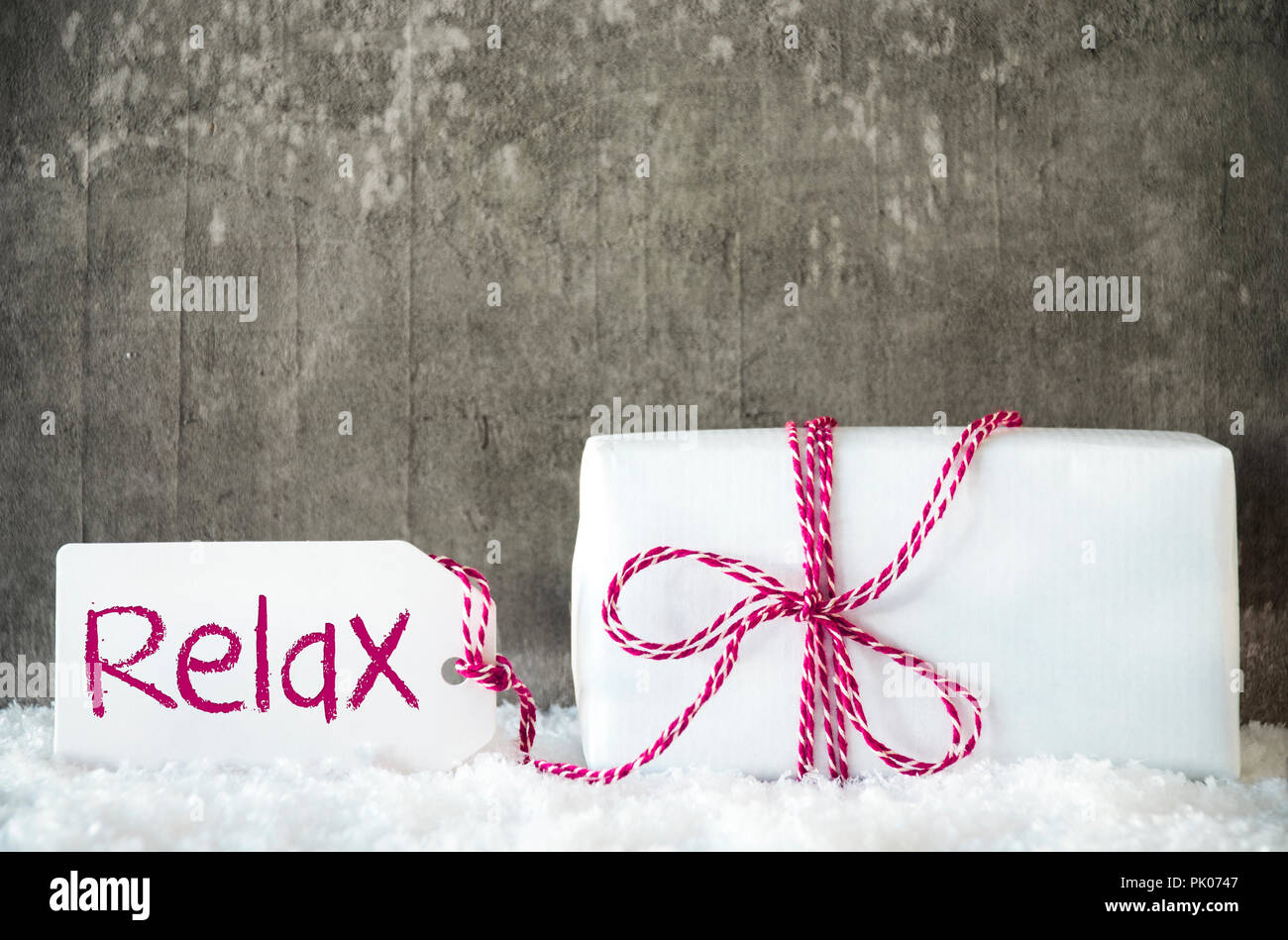Cadeau blanc, la neige, l'étiquette, le texte anglais se détendre Photo  Stock - Alamy