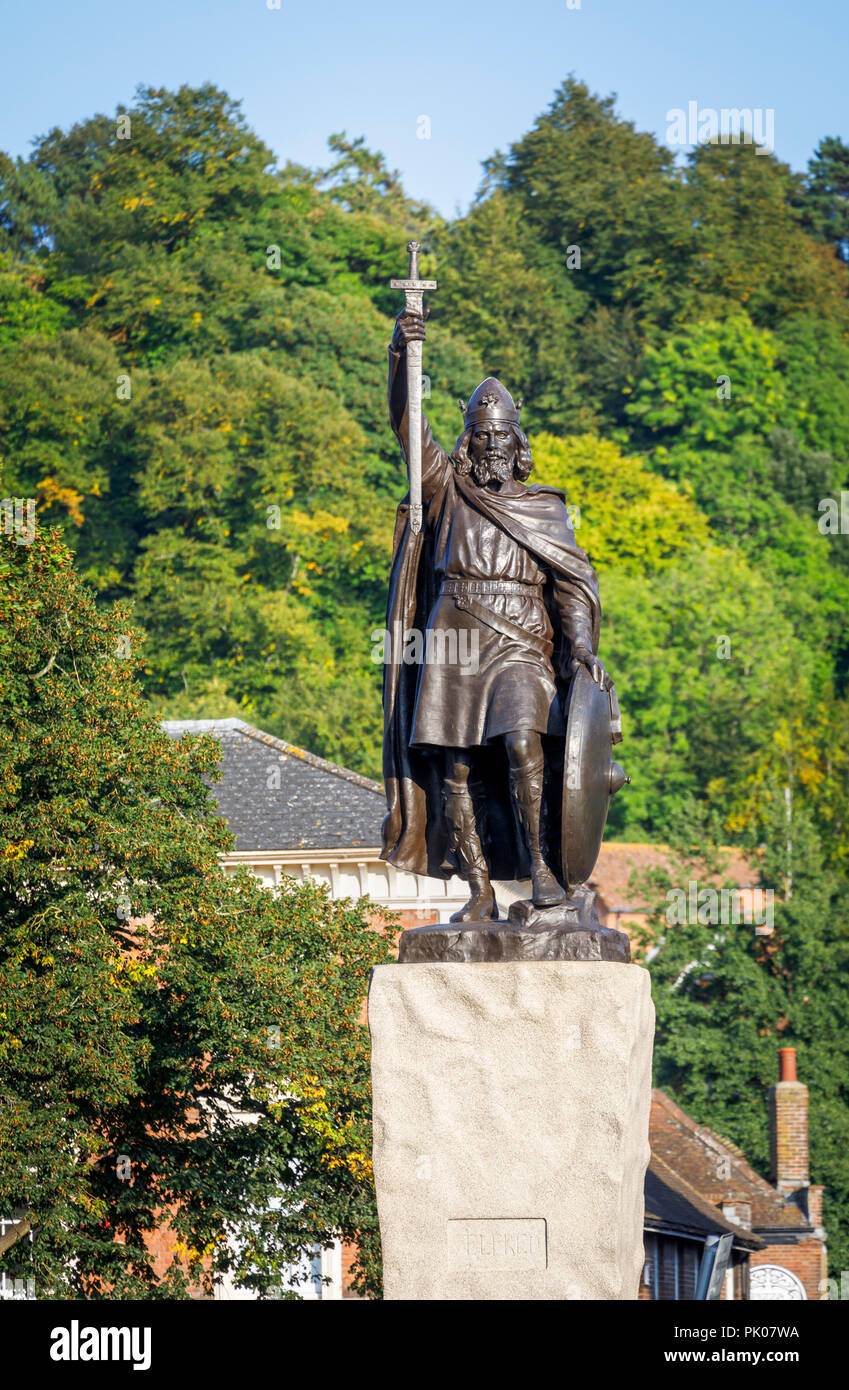 Statue emblématique du Roi Alfred le Grand au Broadway, Winchester, Hampshire, dans le sud de l'Angleterre, Royaume-Uni, derrière la colline de St Giles Banque D'Images
