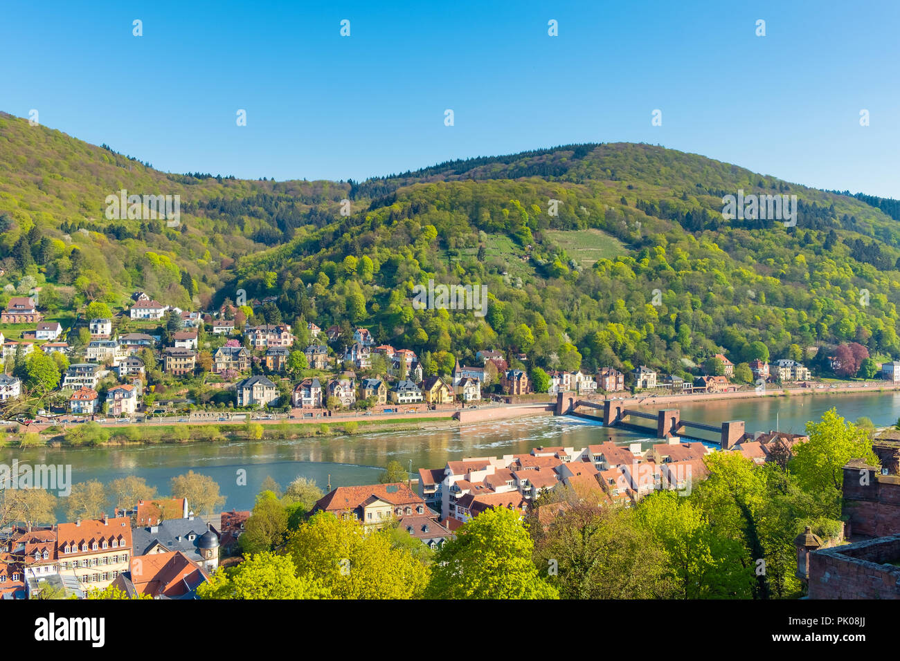 Le Neckar s'écoule à travers la vieille ville universitaire de Heidelberg en Allemagne. Banque D'Images
