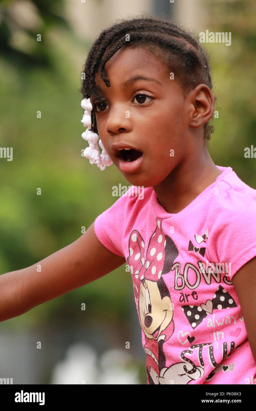 Portrait of a young African American Girl jouer à un jeu pour enfants Banque D'Images