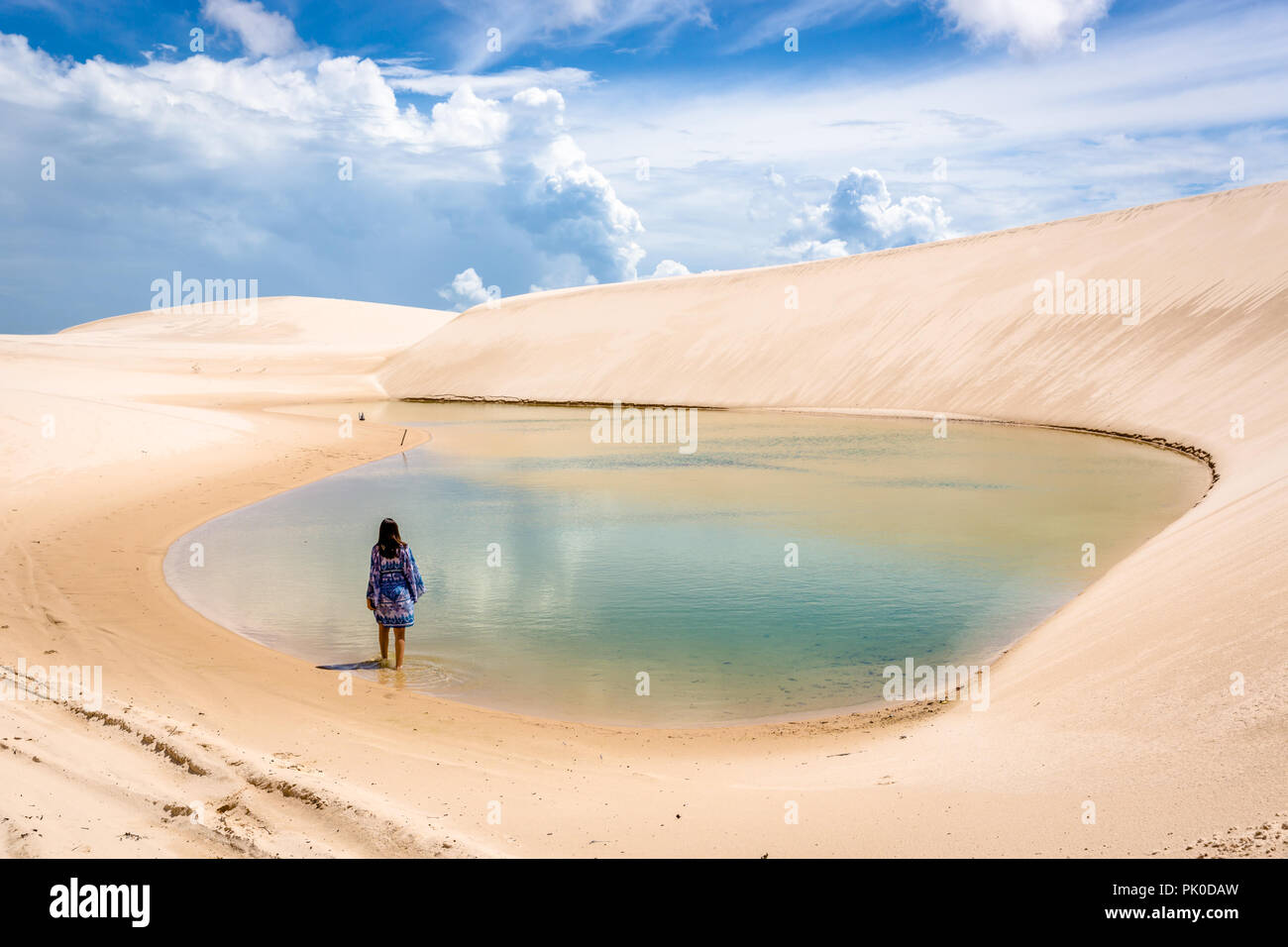 Femme Lonaly au magnifique paysage de à Lencois Maranhenses au nord du Brésil Banque D'Images