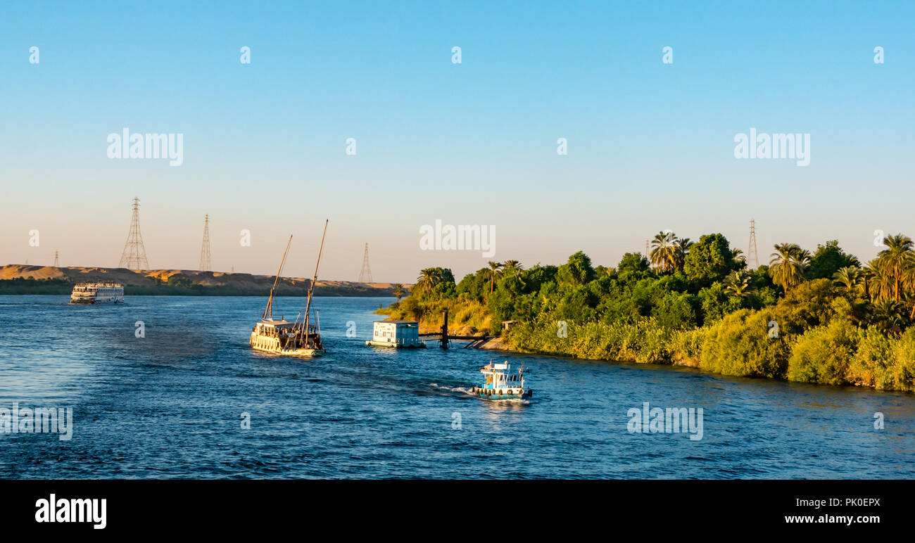 Remorqueur halant voile bateau de croisière touristique sur la rivière en fin d'après-midi, Nil, l'Egypte, l'Afrique Banque D'Images