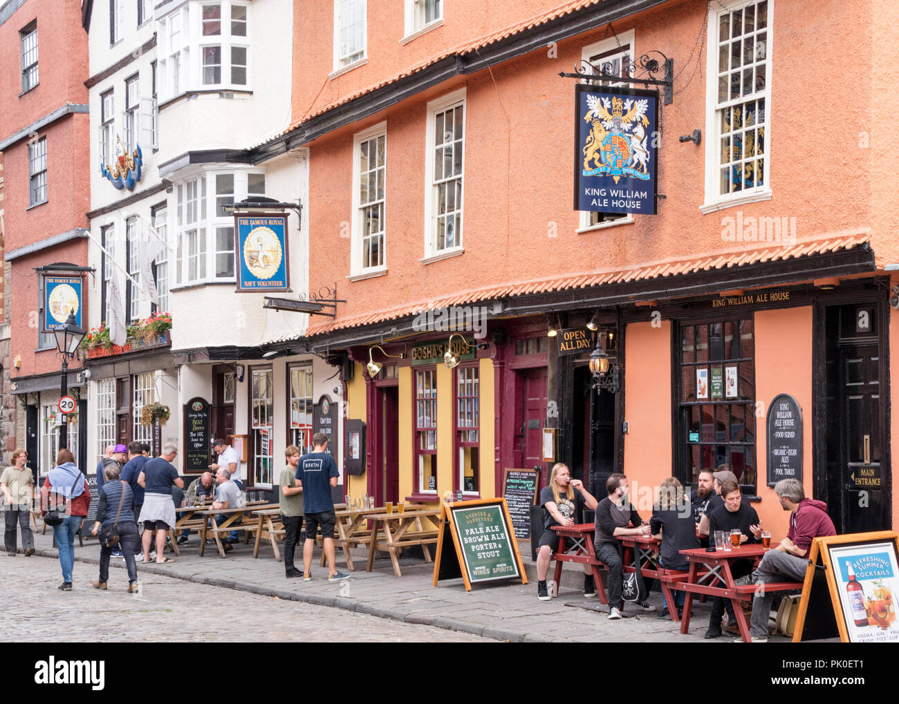 Les gens se détendre dans ville de Bristol au King William Ale House, Bristol, Angleterre Royaume-uni Banque D'Images