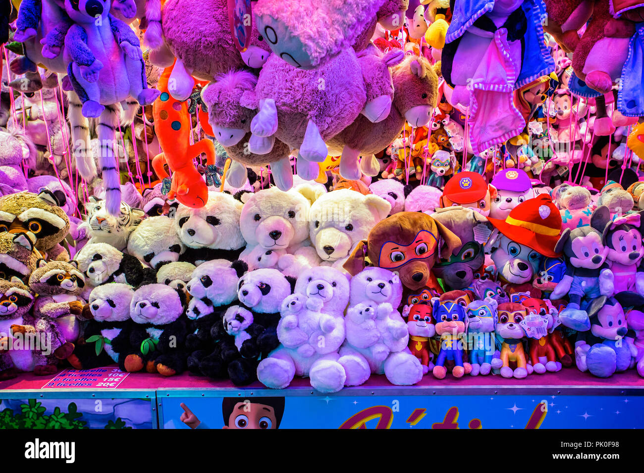 Une collection de jouets en peluche des prix lors d'une fête foraine à Arras, France prise le 31 août 2018 Banque D'Images