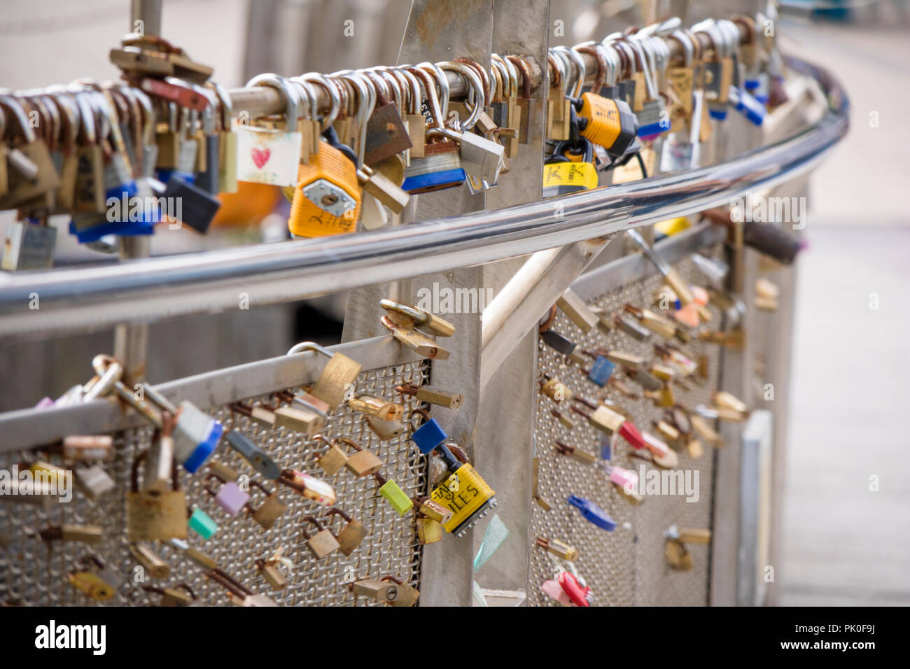 L'amour ou l'amour de verrouillage sur un cadenas Pero's Bridge dans le port de Bristol, Angleterre, Royaume-Uni Banque D'Images