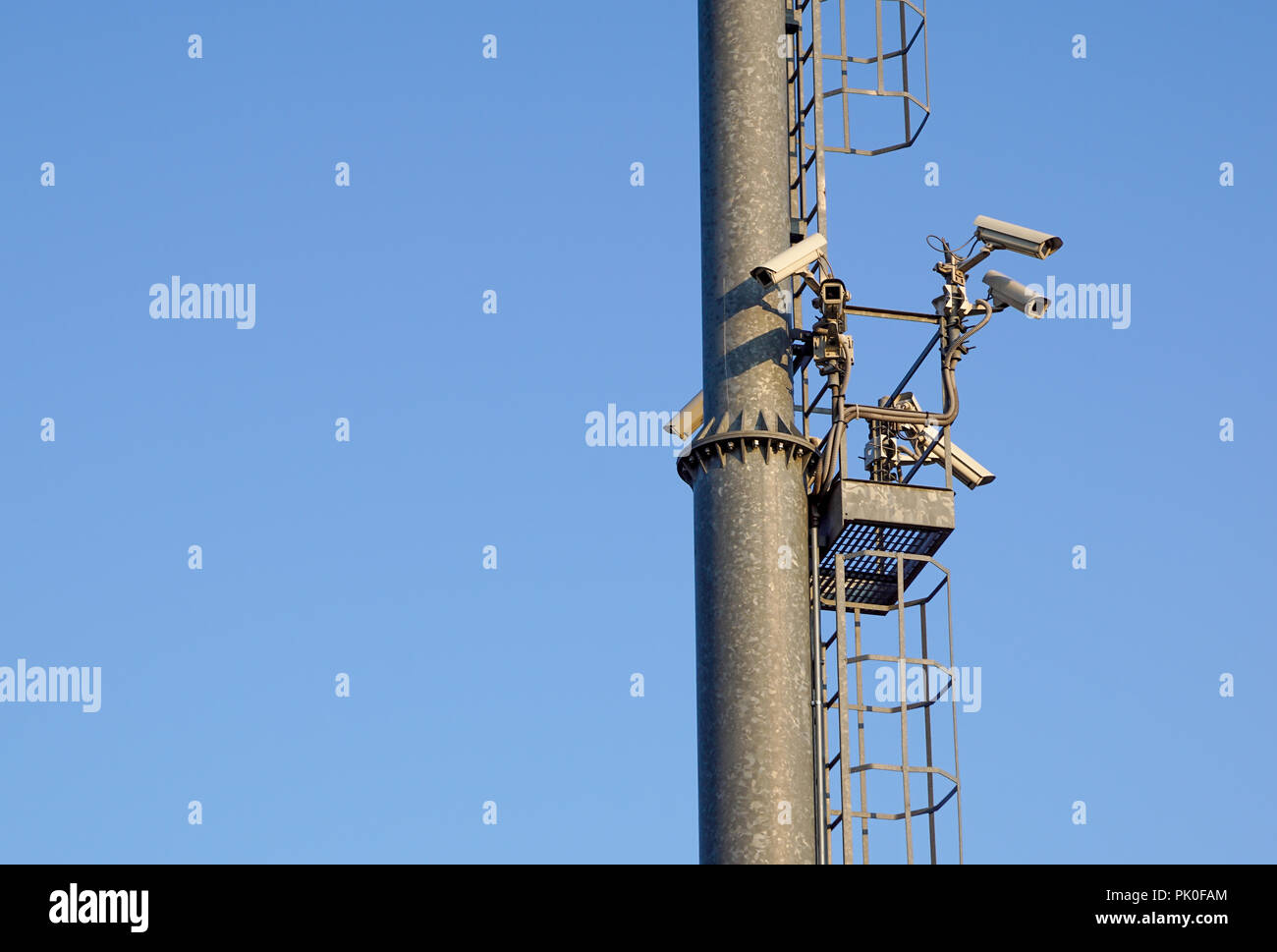 Pôle lumière avec caméra de sécurité surveillance vidéo cctv . Banque D'Images