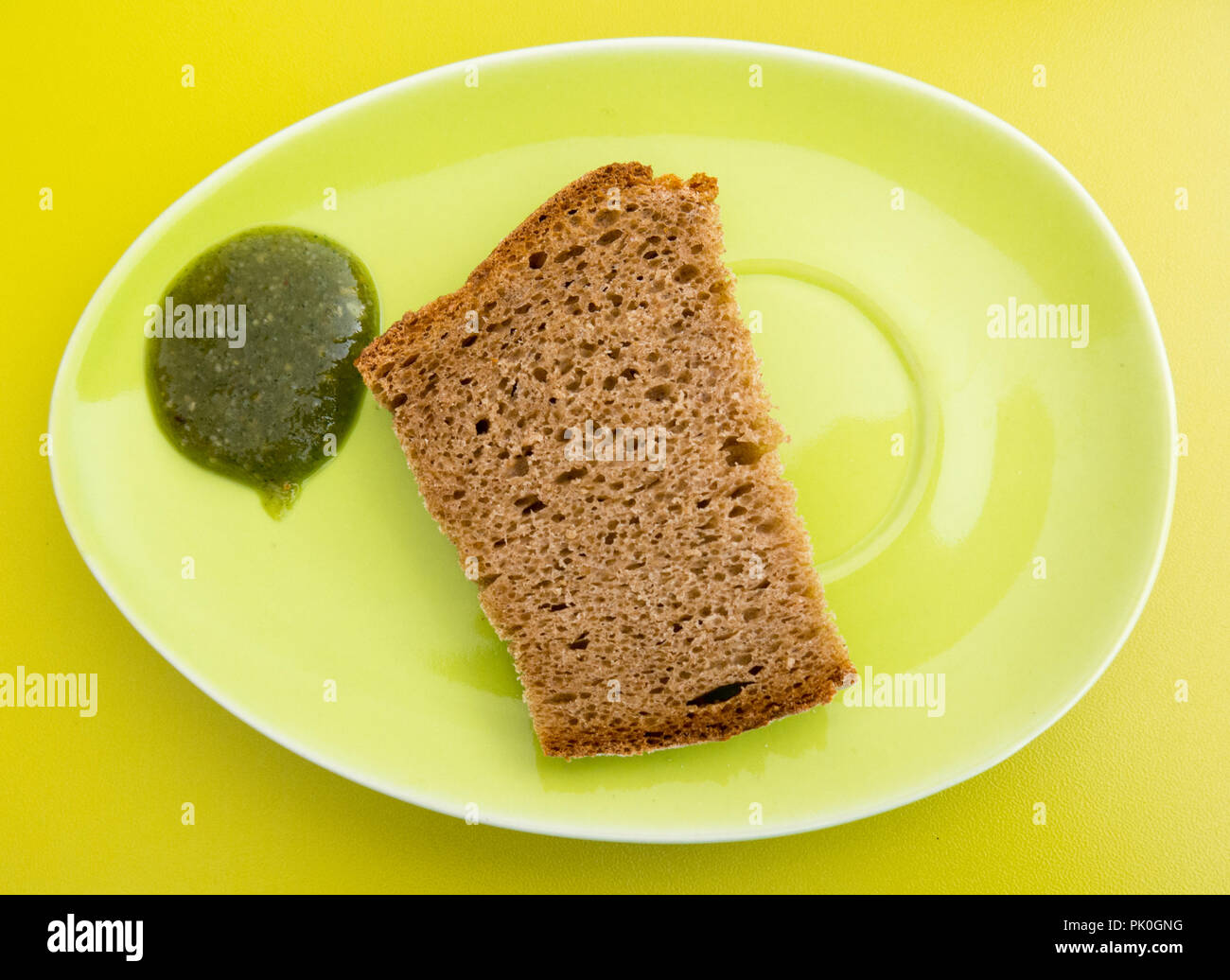 Kleine Speise : Brot und Kräuterdip Banque D'Images