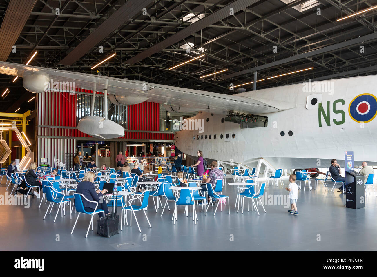 Café avec Short Sunderland flying boat sur l'affichage, Royal Air Force Museum, Colindale, Barnet, London Greater London, England, United Kingdo Banque D'Images