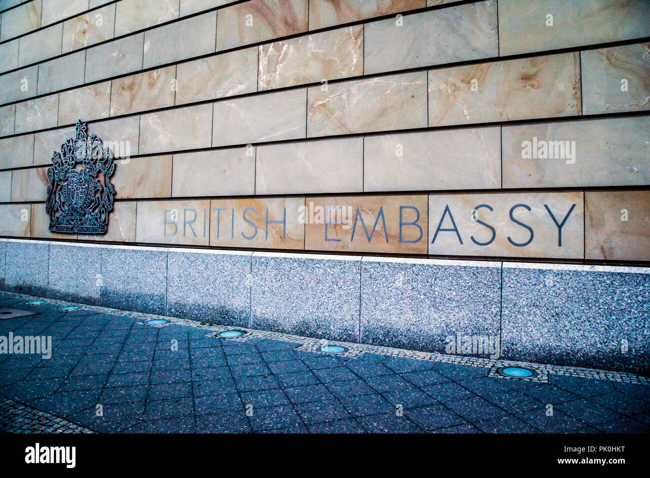 Un blason emblème sur l'édifice de l'ambassade britannique à Berlin, Allemagne Banque D'Images