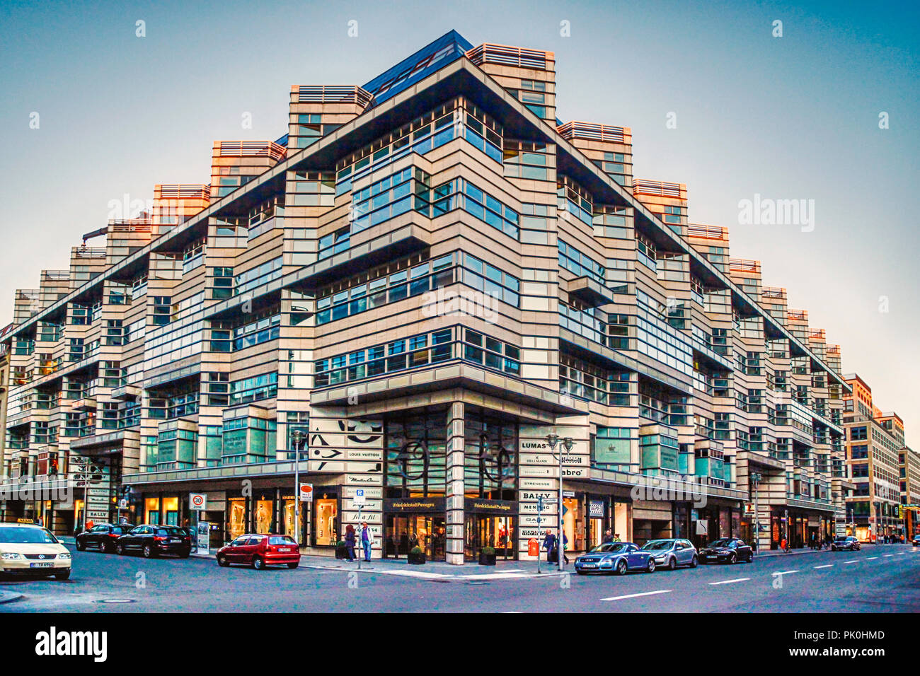 L'entreprise multi-et multifonctionnel situé dans le quartier commerçant haut de gamme au coucher du soleil sur la Friedrichstrasse à Berlin, Allemagne Banque D'Images