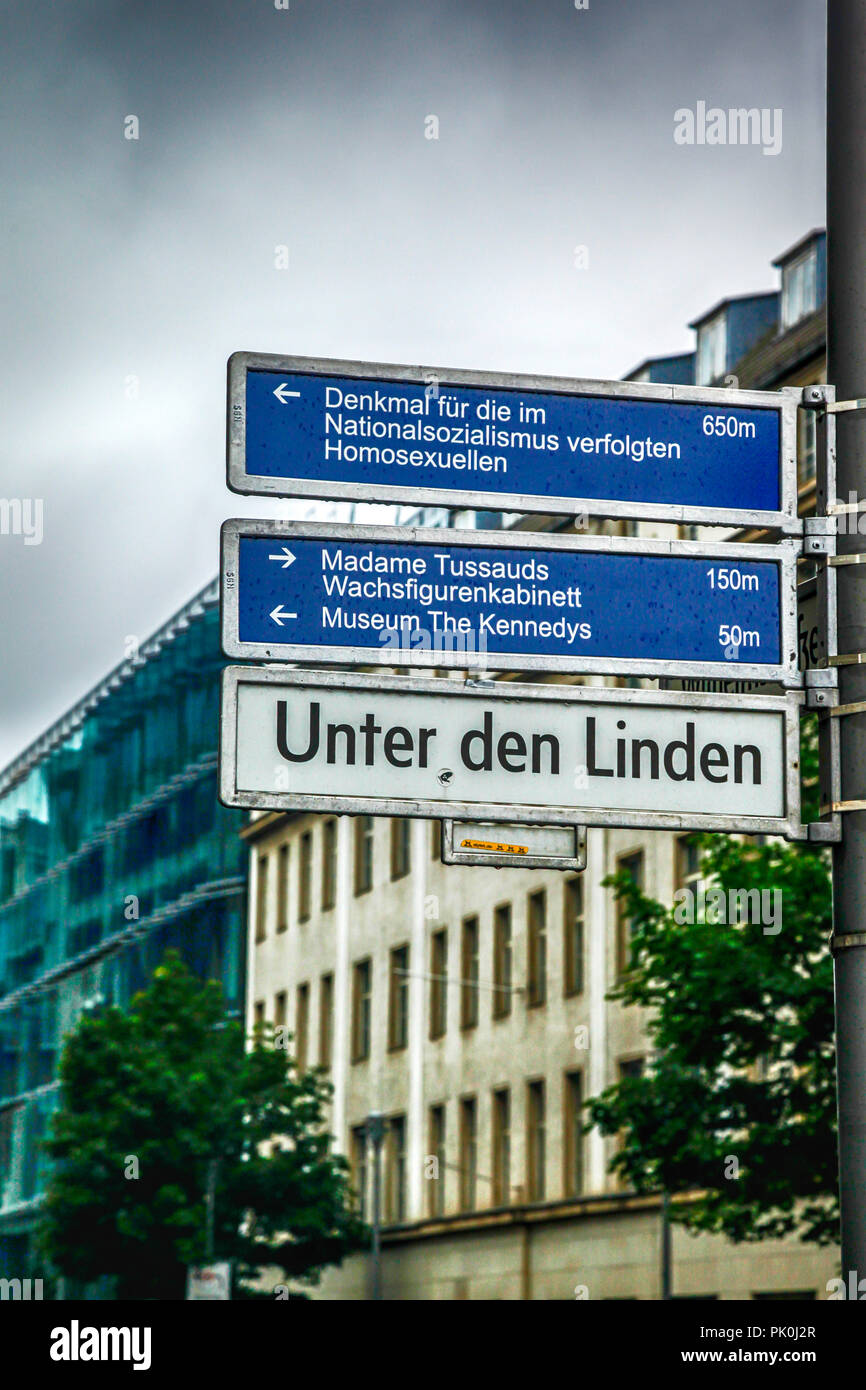 Plusieurs destinations dans signpost Unter den Linden près de la porte de Brandebourg à Berlin, Allemagne Banque D'Images