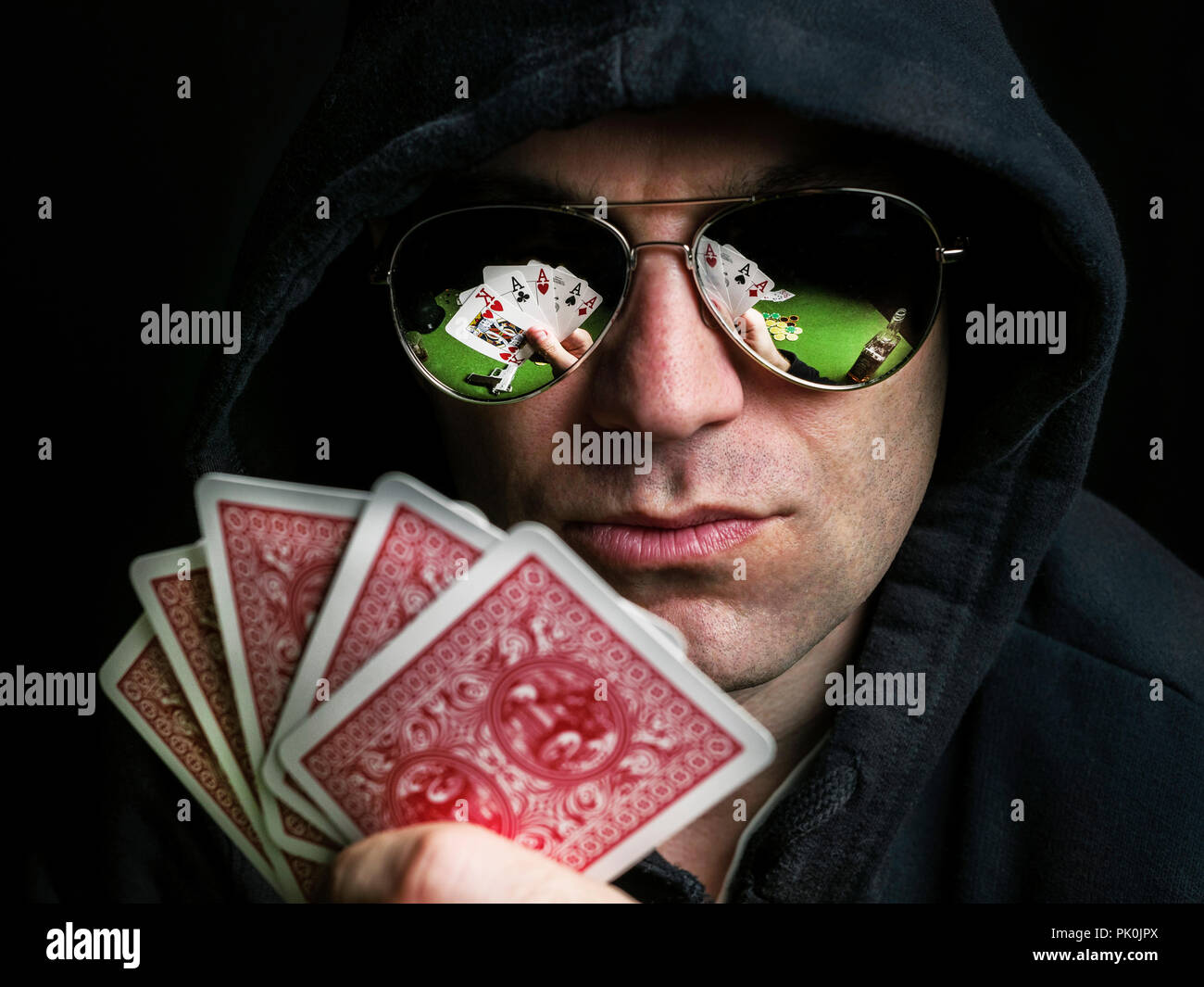 Poker face close-up sur la réflexion des armes de poing lunettes bouteille Jack Daniel's As, As, rois table de poker cartes de la hotte Banque D'Images