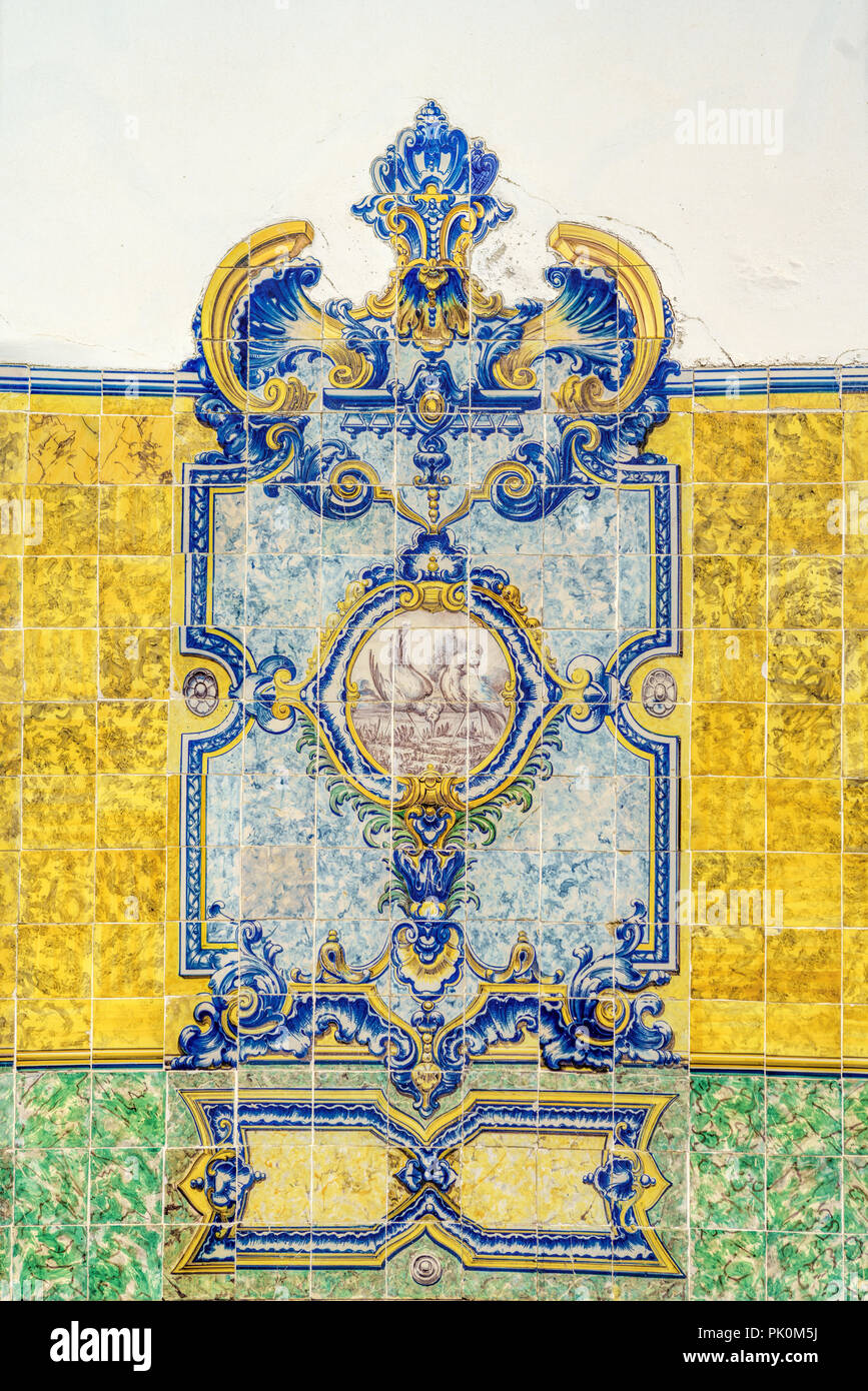 Fragment de l'ancien bâtiment historique et azulejos (carreaux de céramique-étain peint carrelage) situé dans la région de l'Alcantara, Lisbonne, Portugal. Banque D'Images