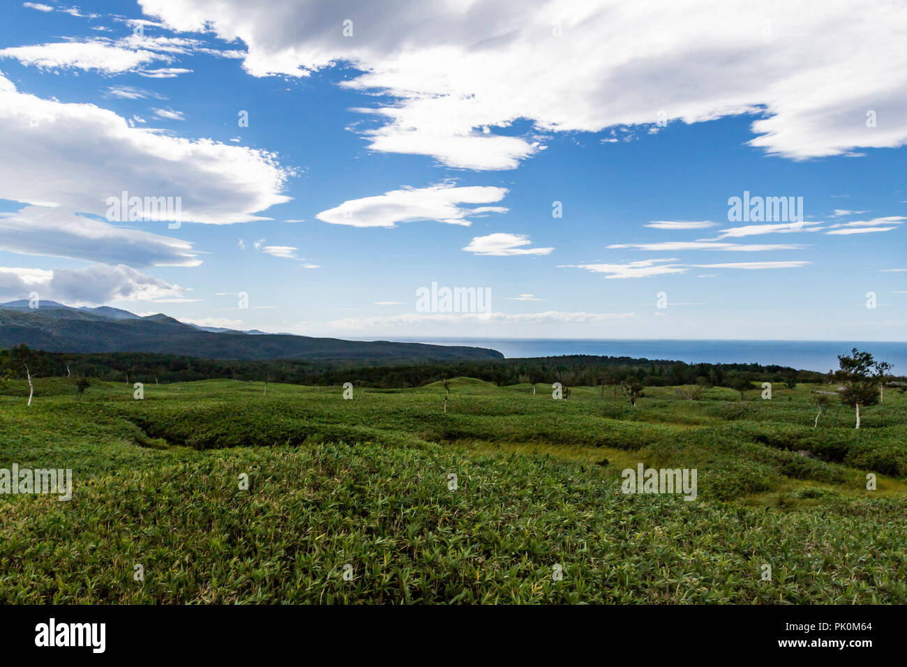 71. 1 cinq lacs 知床五湖 Shiretoko est un groupe de cinq petits lacs formés par l'éruption du Mont à proximité Io. L'eau est injectée dans les lacs en métro Banque D'Images