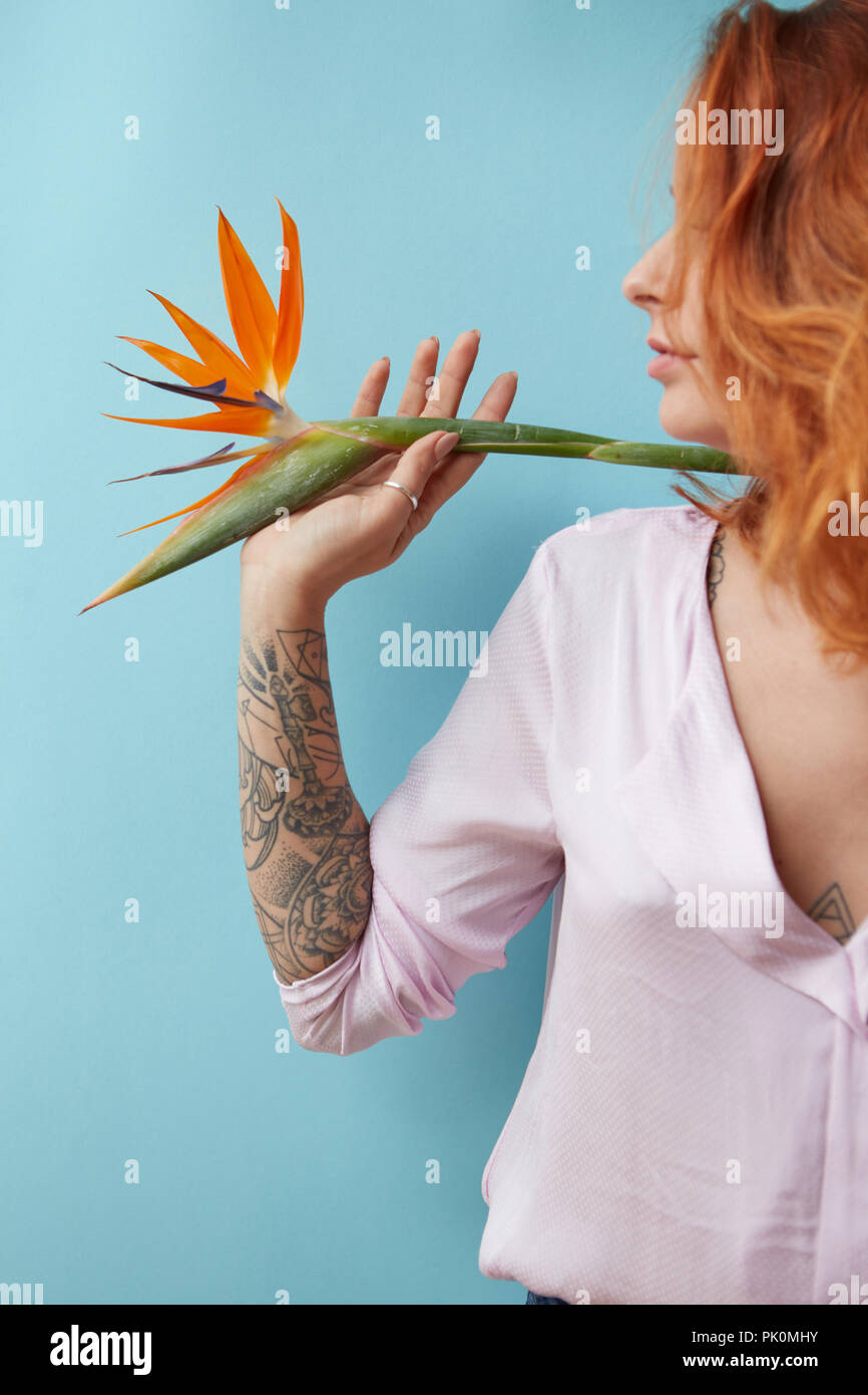 Red Haired Woman Avec Un Tatouage Est Titulaire Dun