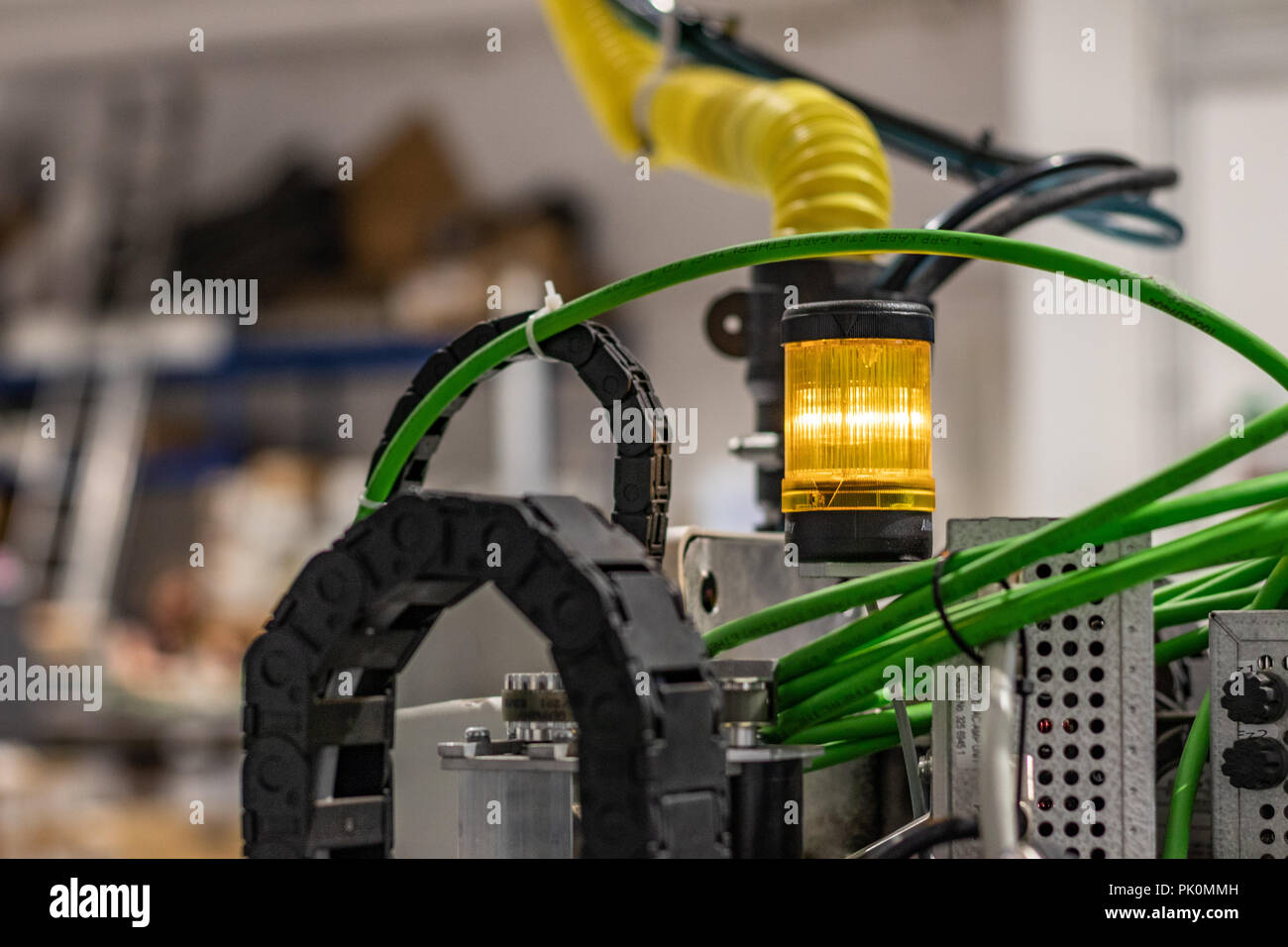 Grosse imprimante machine hybride, de modification de tracé et de coupe robotique cnc. La lumière jaune et les câbles d'alarme. Banque D'Images