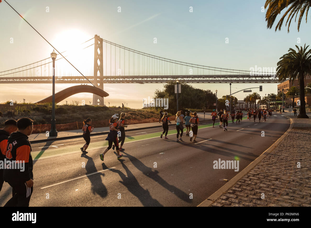 Des coureurs de la course de géant dans la région de San Francisco, California, United States sur Sept 9, 20018, avec le Bay Bridge en arrière-plan. Banque D'Images