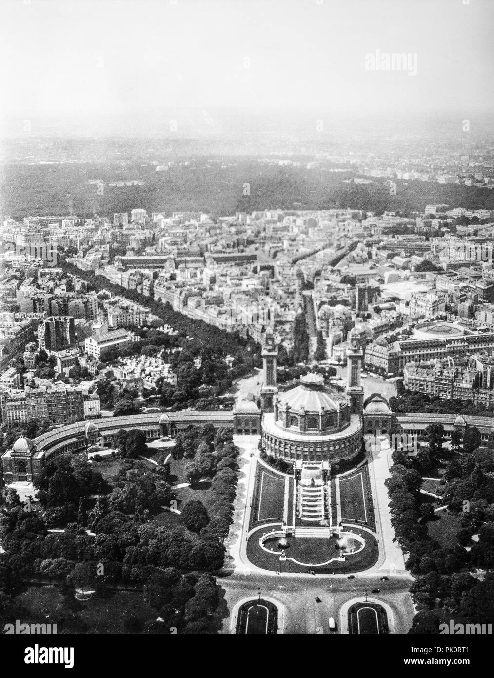 Vue depuis le haut de la Tour Eiffel à Paris 1931. Banque D'Images