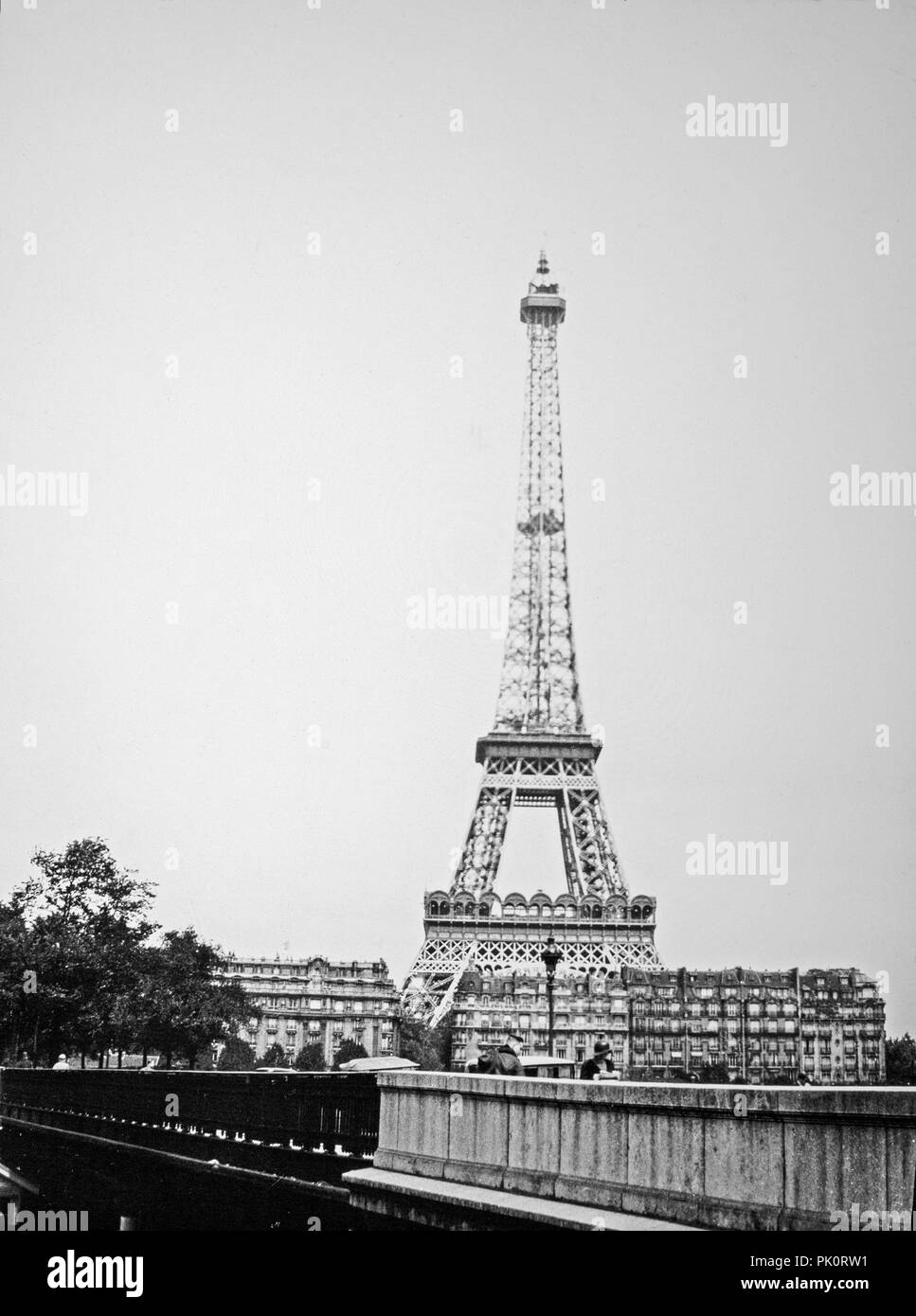 Vue sur la Tour Eiffel à Paris 1931. Banque D'Images