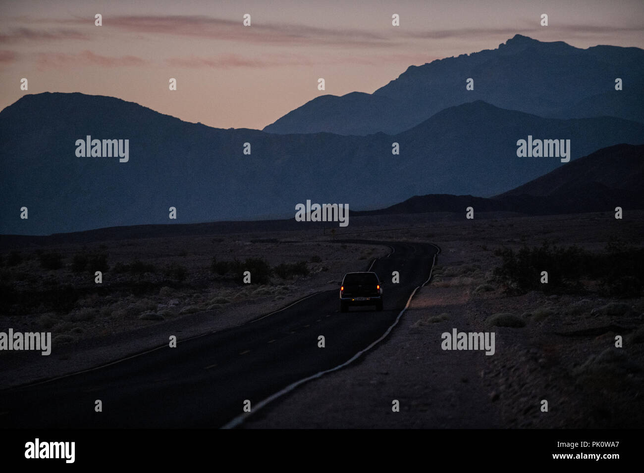 La State Route 190 traversant la Death Valley National Park en Californie, USA. Banque D'Images