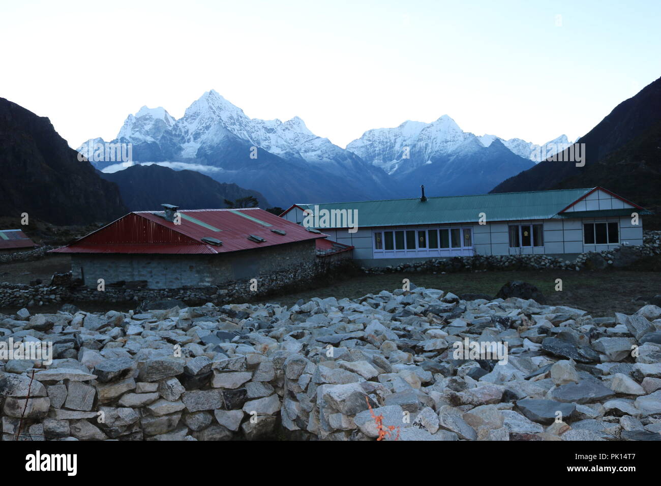 Amazing shot de la magnifique vue sur l'Ama Dablam pic de montagne sur le chemin de l'Everest camp de base couvertes de neige blanche, célèbre sommet de l'Everest Trekking roout Banque D'Images