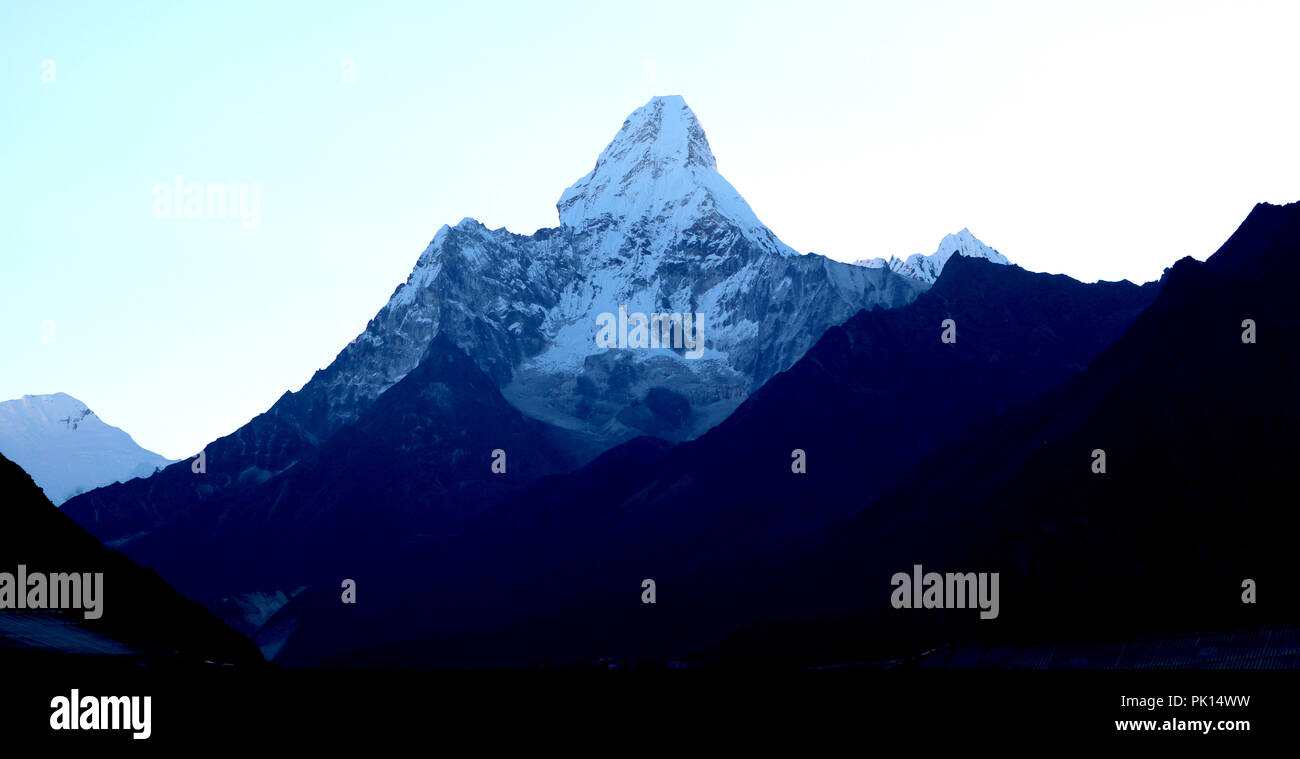 Amazing shot de la magnifique vue sur l'Ama Dablam pic de montagne sur le chemin de l'Everest camp de base couvertes de neige blanche, célèbre sommet de l'Everest Trekking roout Banque D'Images