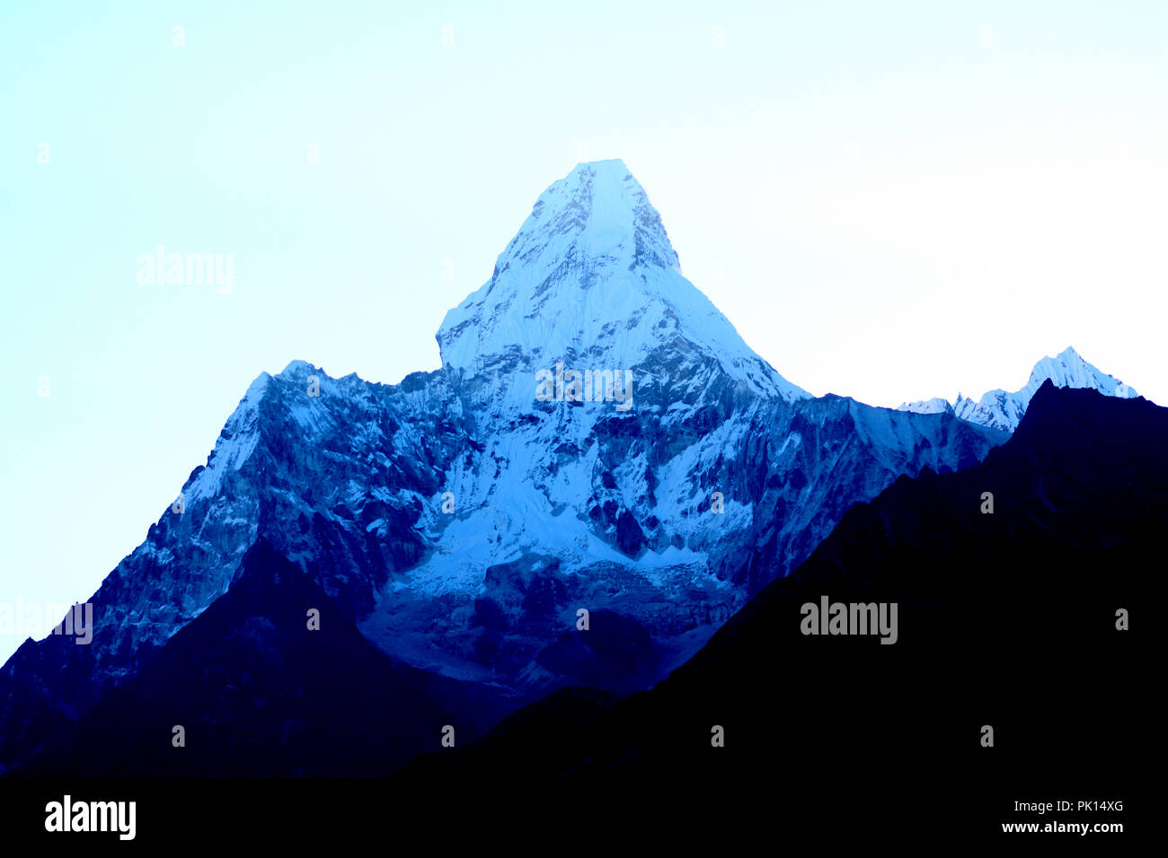 Amazing shot de la magnifique vue sur l'Ama Dablam pic de montagne sur le chemin de l'Everest camp de base couvertes de neige blanche, célèbre sommet de l'Everest Trekking roout Banque D'Images