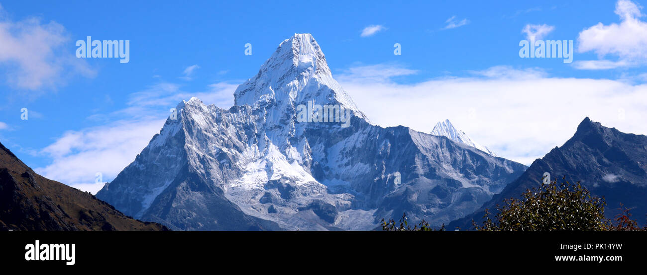 Amazing shot de la magnifique vue sur l'Ama Dablam pic de montagne sur le chemin de l'Everest camp de base couvertes de neige blanche, célèbre sommet de l'Everest Trekking roout Banque D'Images
