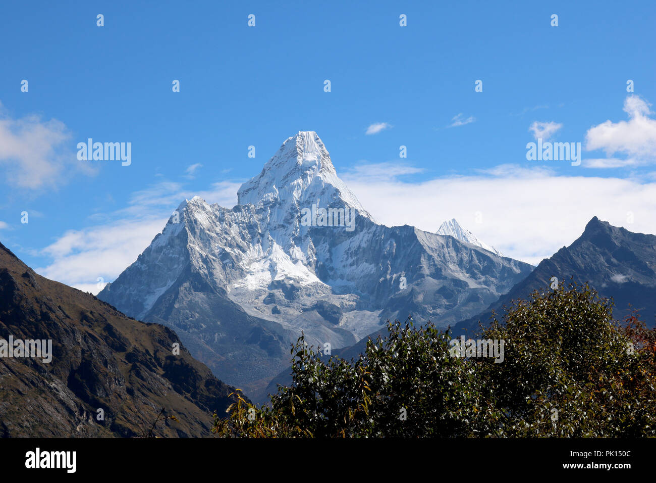 Amazing shot de la magnifique vue sur l'Ama Dablam pic de montagne sur le chemin de l'Everest camp de base couvertes de neige blanche, célèbre sommet de l'Everest Trekking roout Banque D'Images