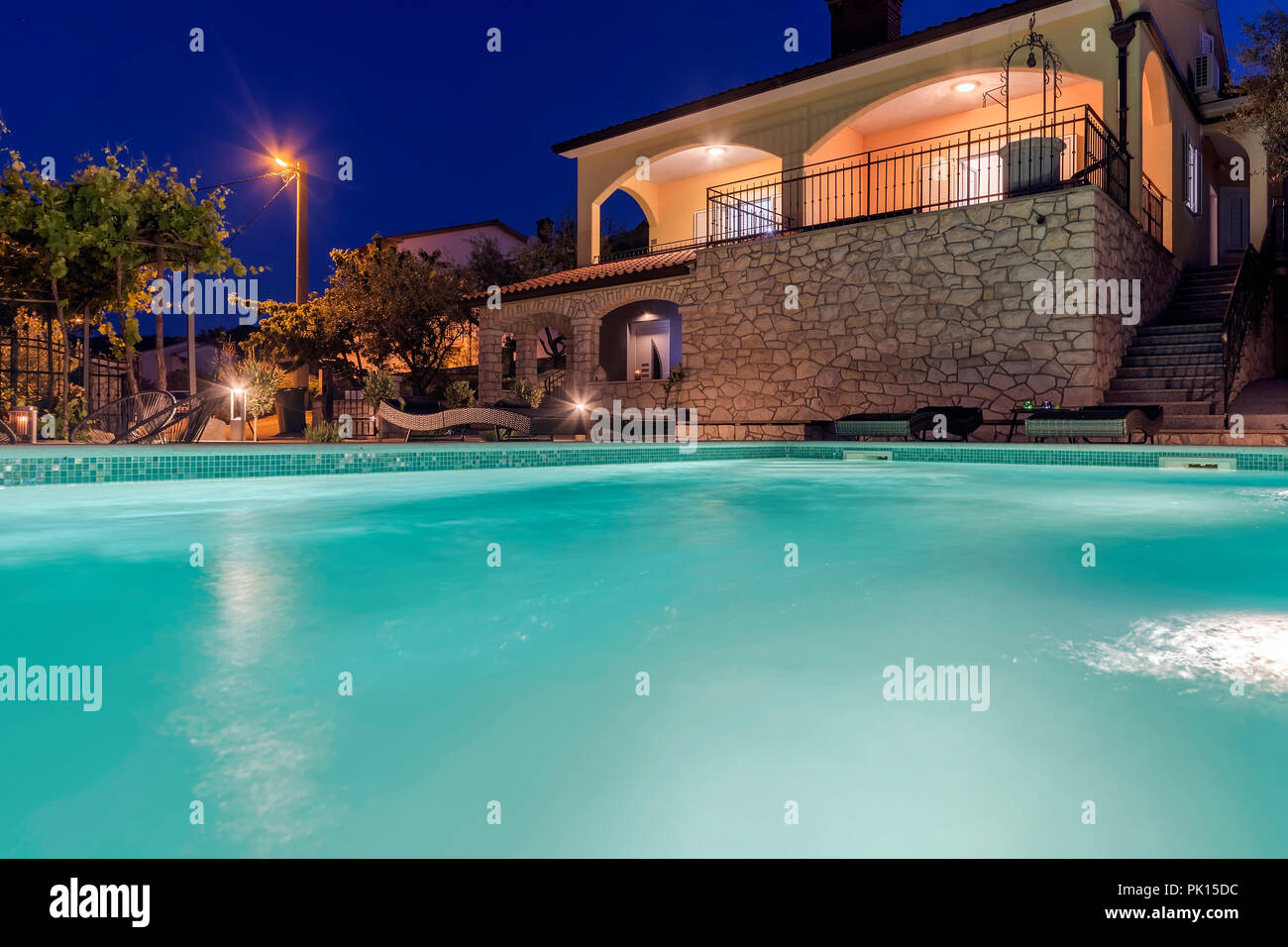Maison de vacances avec piscine dans la nuit Banque D'Images