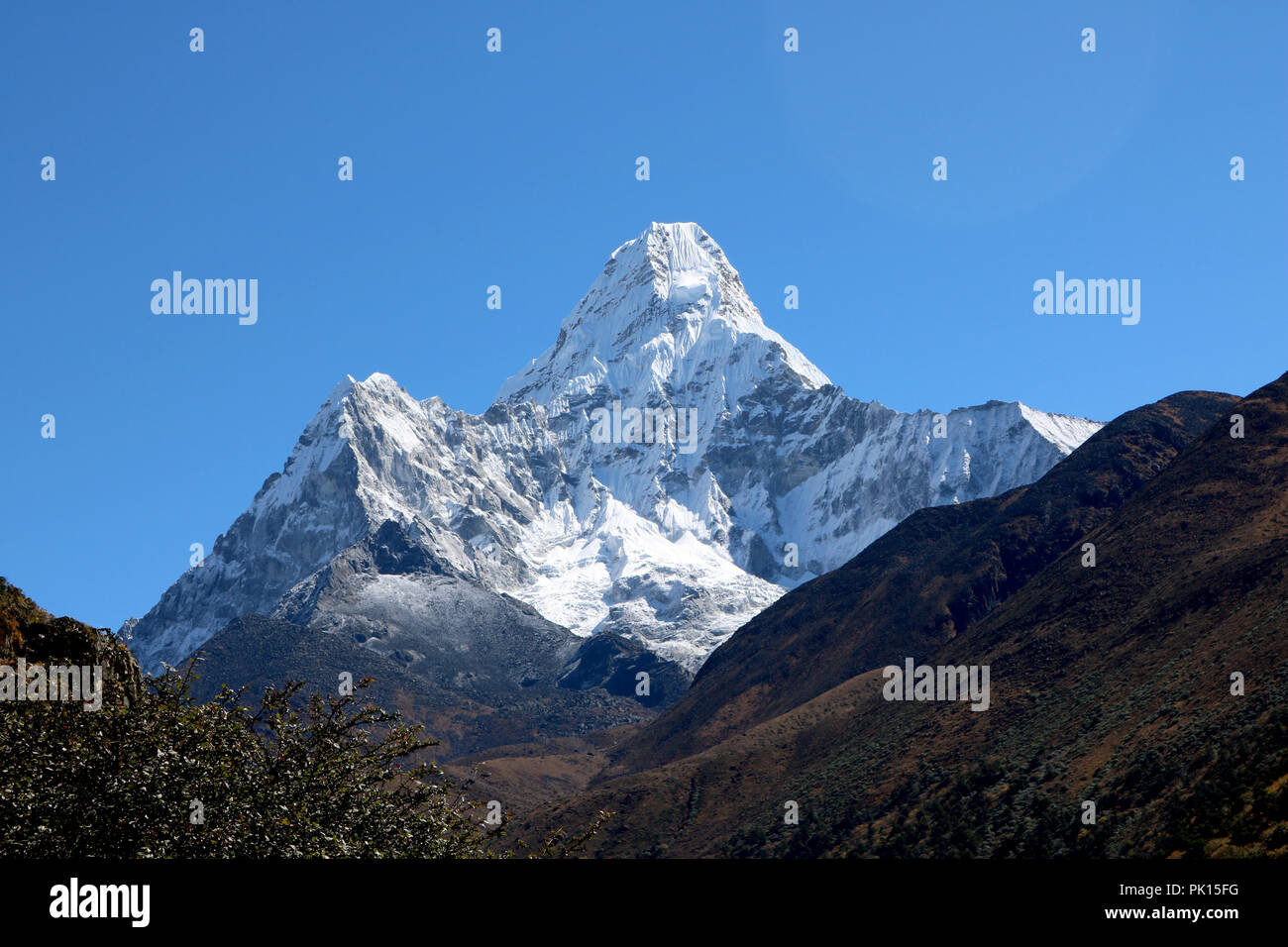 Amazing shot de la magnifique vue sur l'Ama Dablam pic de montagne sur le chemin de l'Everest camp de base couvertes de neige blanche, célèbre sommet de l'Everest Trekking roout Banque D'Images