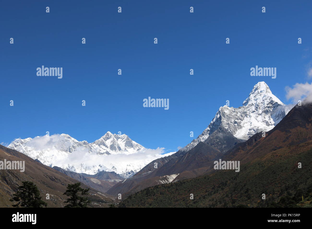Amazing shot de la magnifique vue sur l'Ama Dablam pic de montagne sur le chemin de l'Everest camp de base couvertes de neige blanche, célèbre sommet de l'Everest Trekking roout Banque D'Images
