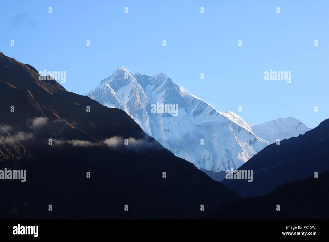 Amazing shot de la magnifique vue sur l'Ama Dablam pic de montagne sur le chemin de l'Everest camp de base recouvert de neige blanche Banque D'Images