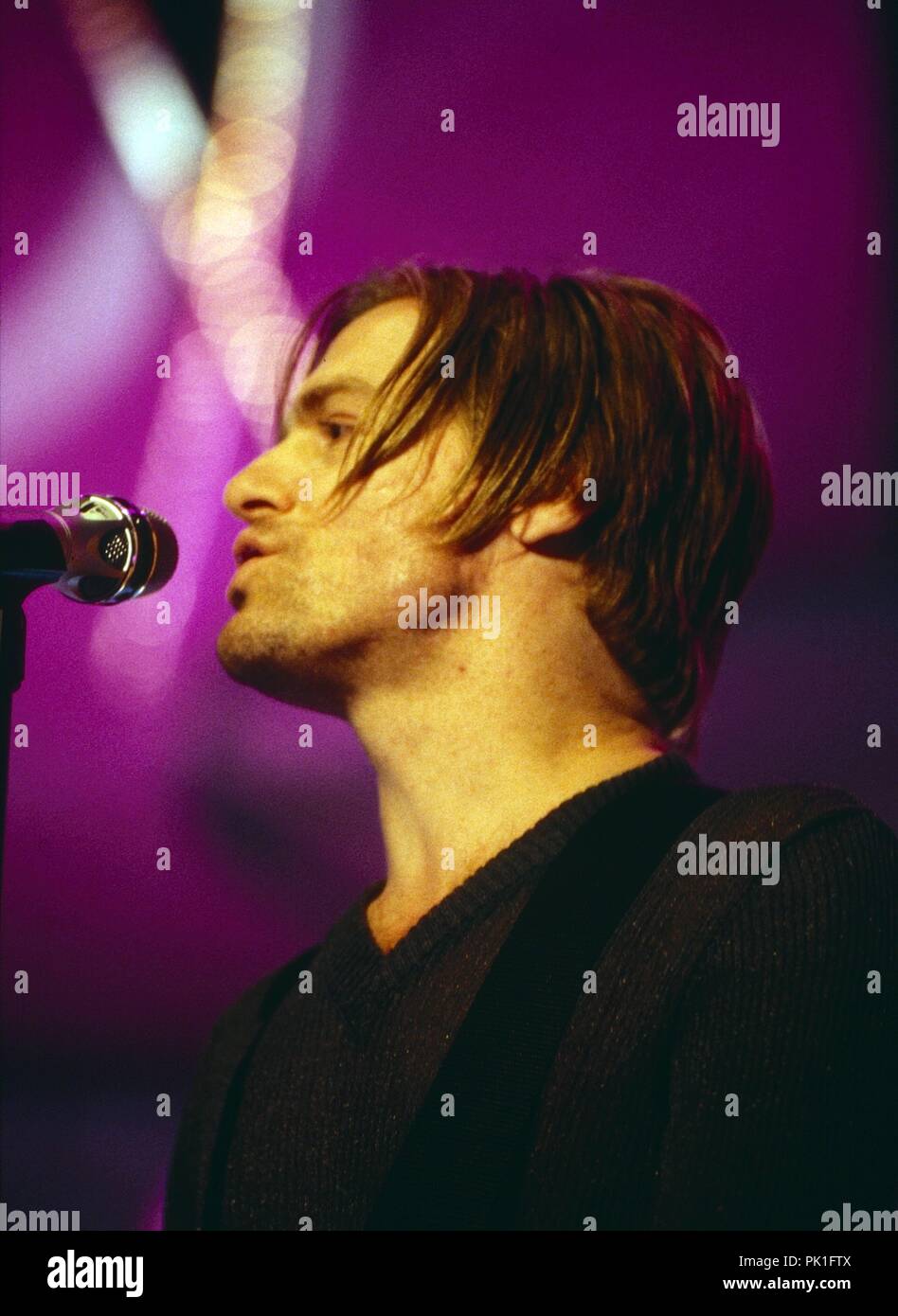 Bryan Adams, kanadischer Rocksänger, Komponist und beim Gitarrist Konzert zu '40 Jahre Bravo Magazin' à München, Deutschland 1996. Bryan Adams, chanteur rock, compositeur et guitariste performing live au 40e anniversaire de l'allemand 'Bravo' magazine dans Munich, Allemagne 1996. Dans le monde d'utilisation | Banque D'Images