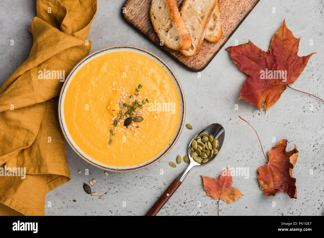 Soupe au potiron purée ou soupe de crème dans un bol. Automne confort alimentaire sur fond de béton. Bol de soupe de réchauffement Banque D'Images